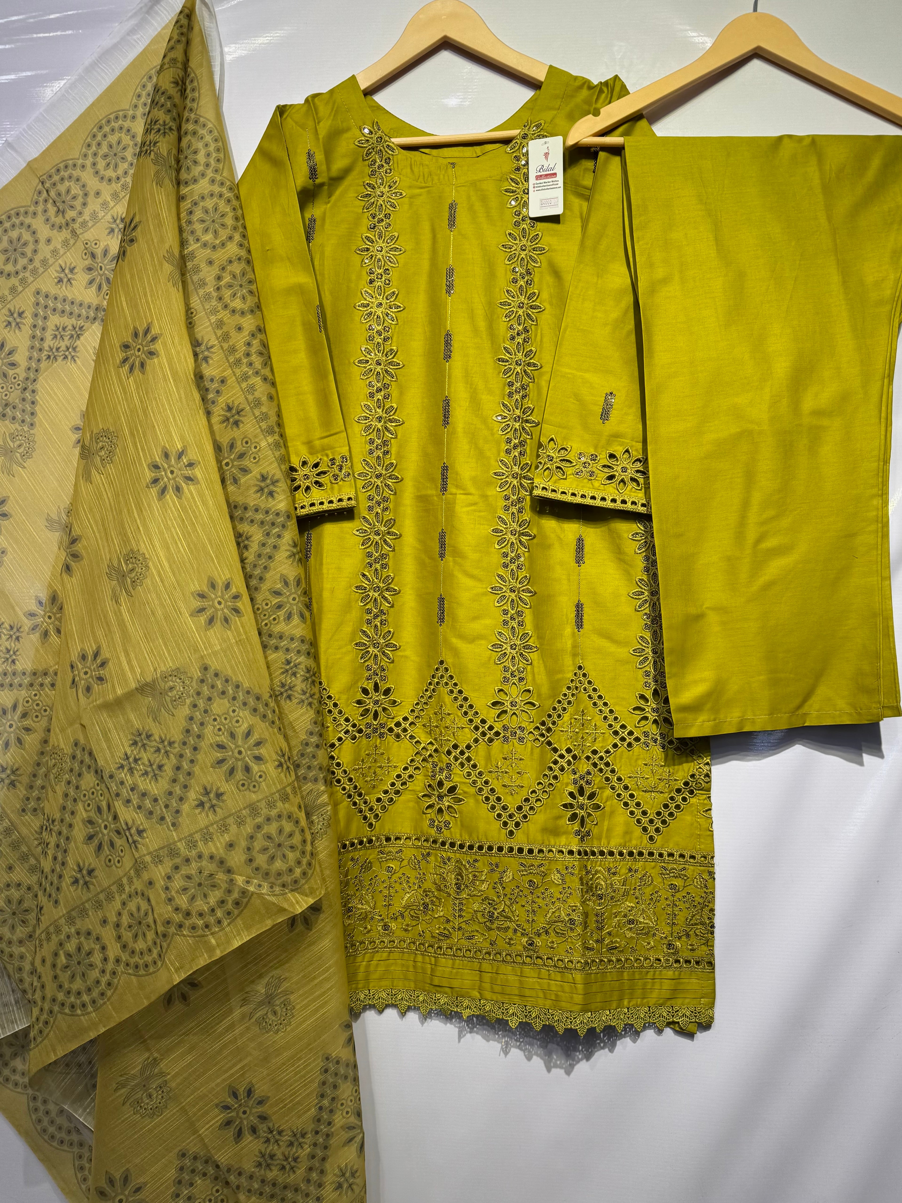 Sequential+dhaga+chickankari boring embroidered🧵pure cotton Lawn shirt, Moran printed dupatta & trouser👗