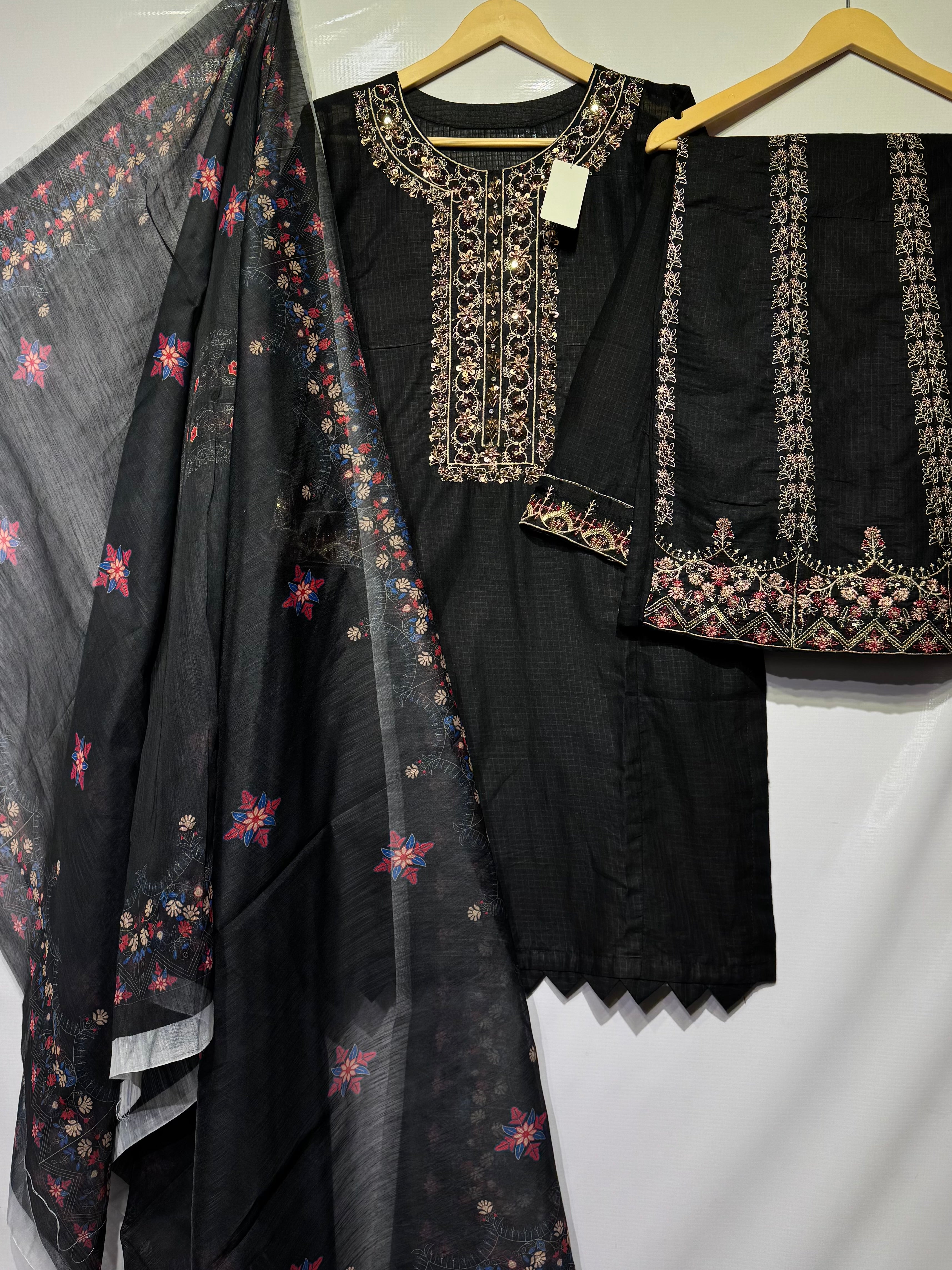 Soft Lawn handmade embroidered🧵shirt along with print dupatta & Embroidered🪡plaso 👗