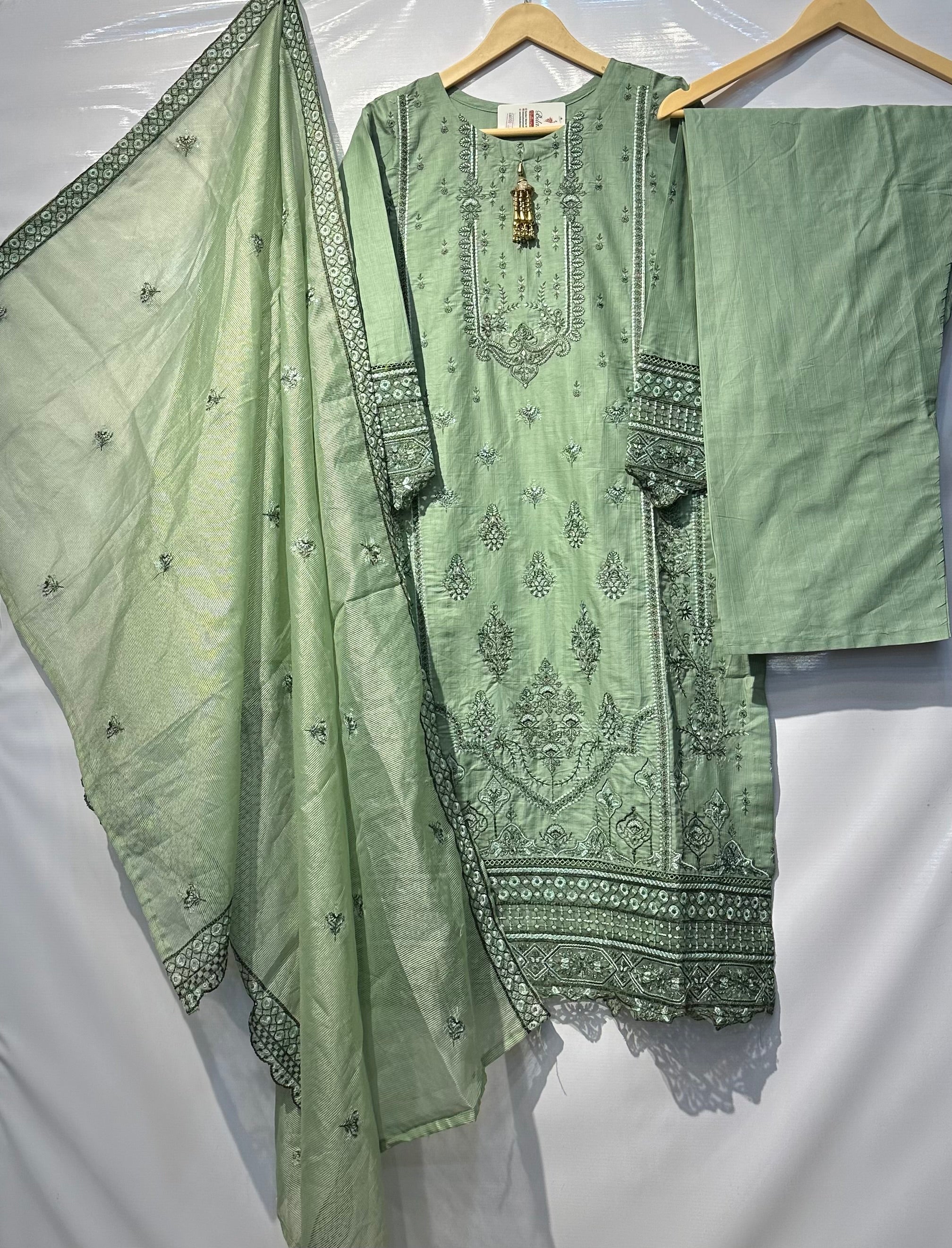 Resham dhaga Paka Tanka embroidered shirt along with pure khadi dupatta & trouser 👗