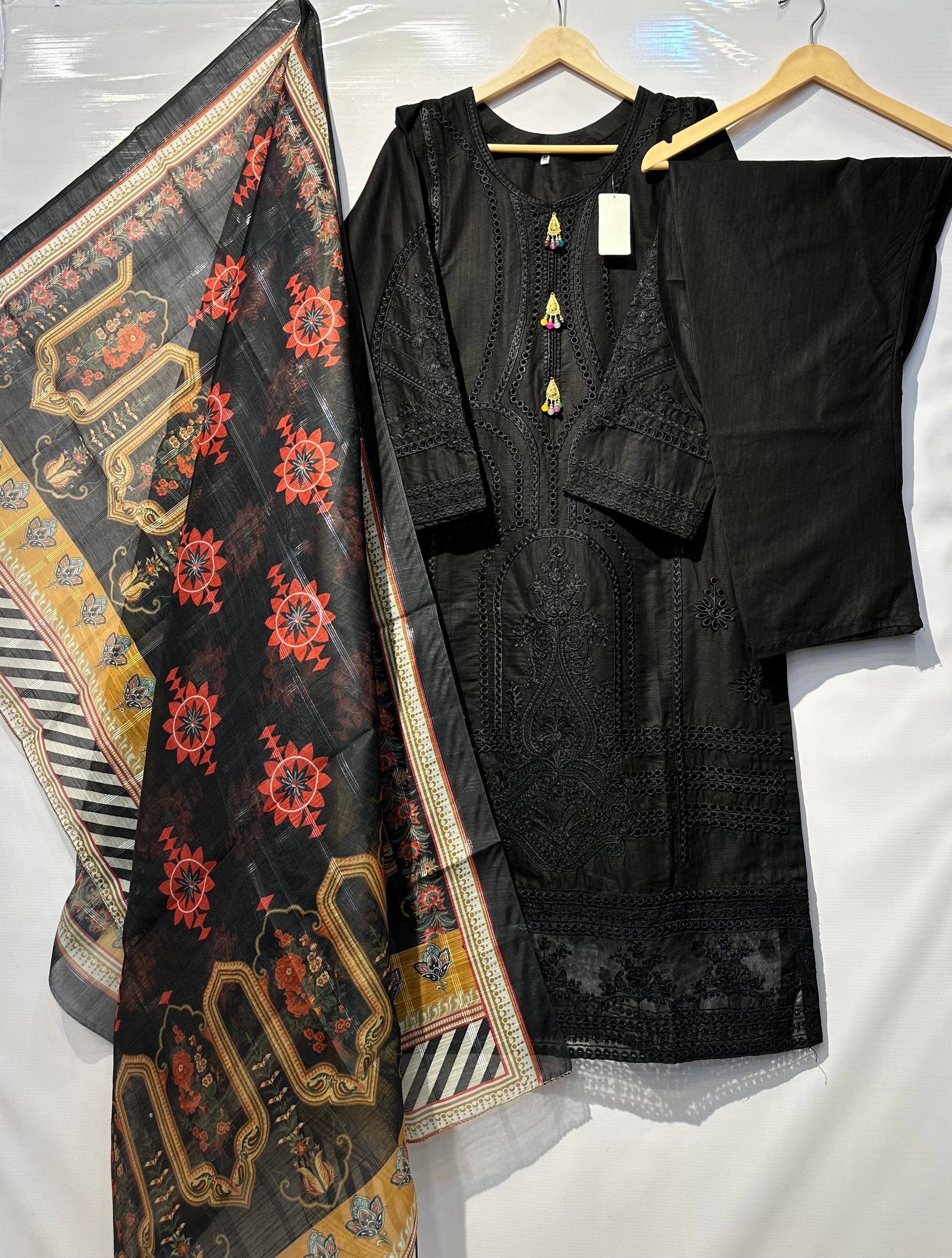 Schiffli Chikankari boring embroidered🧵cotton Lawn shirt with printed dupatta & trouser 👗