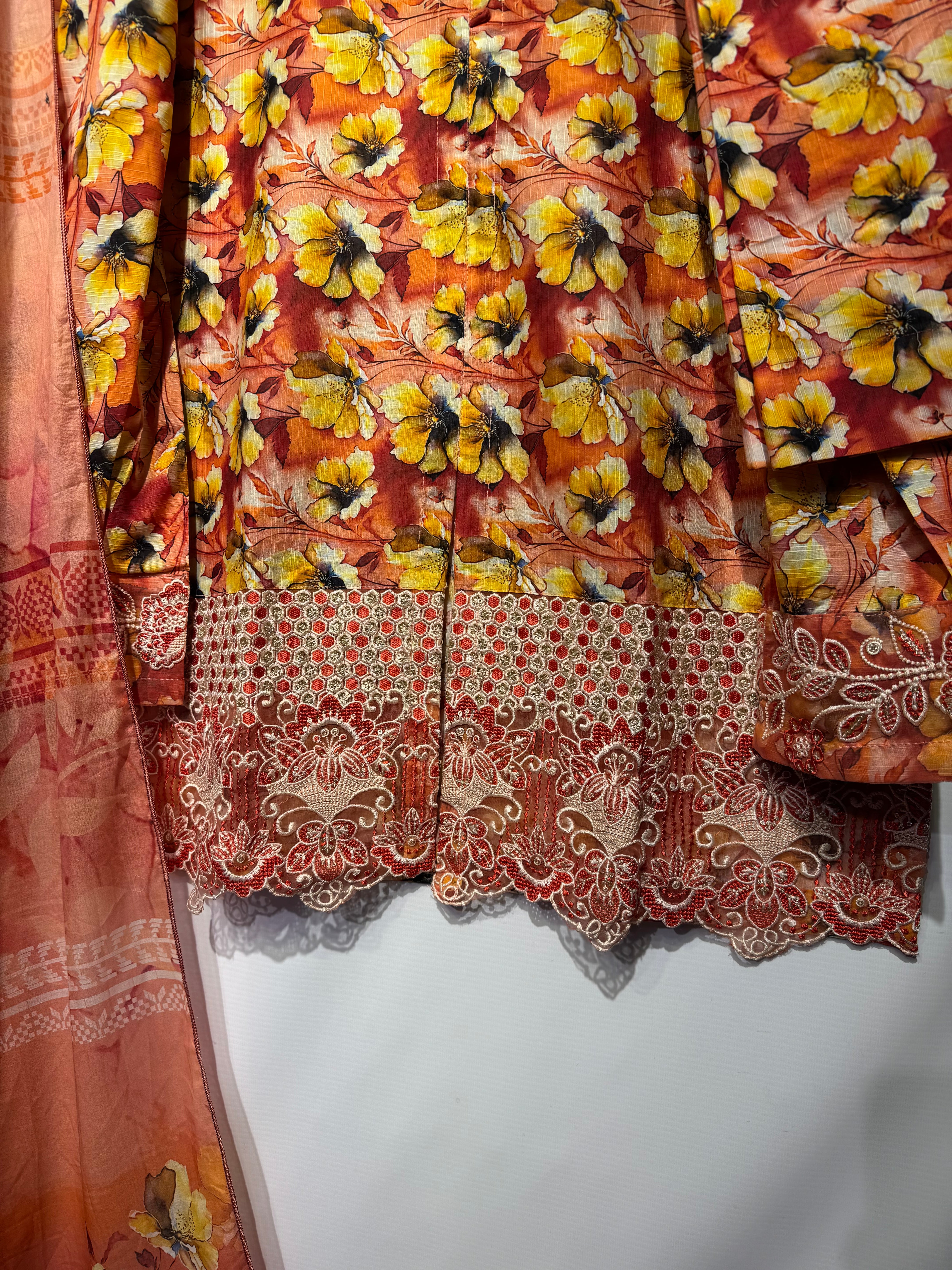 Bana dora Lawn puff style shirt with embroidered🧵sleeves & daman along with printed pure Lawn dupatta & Farshi shalwar 👗