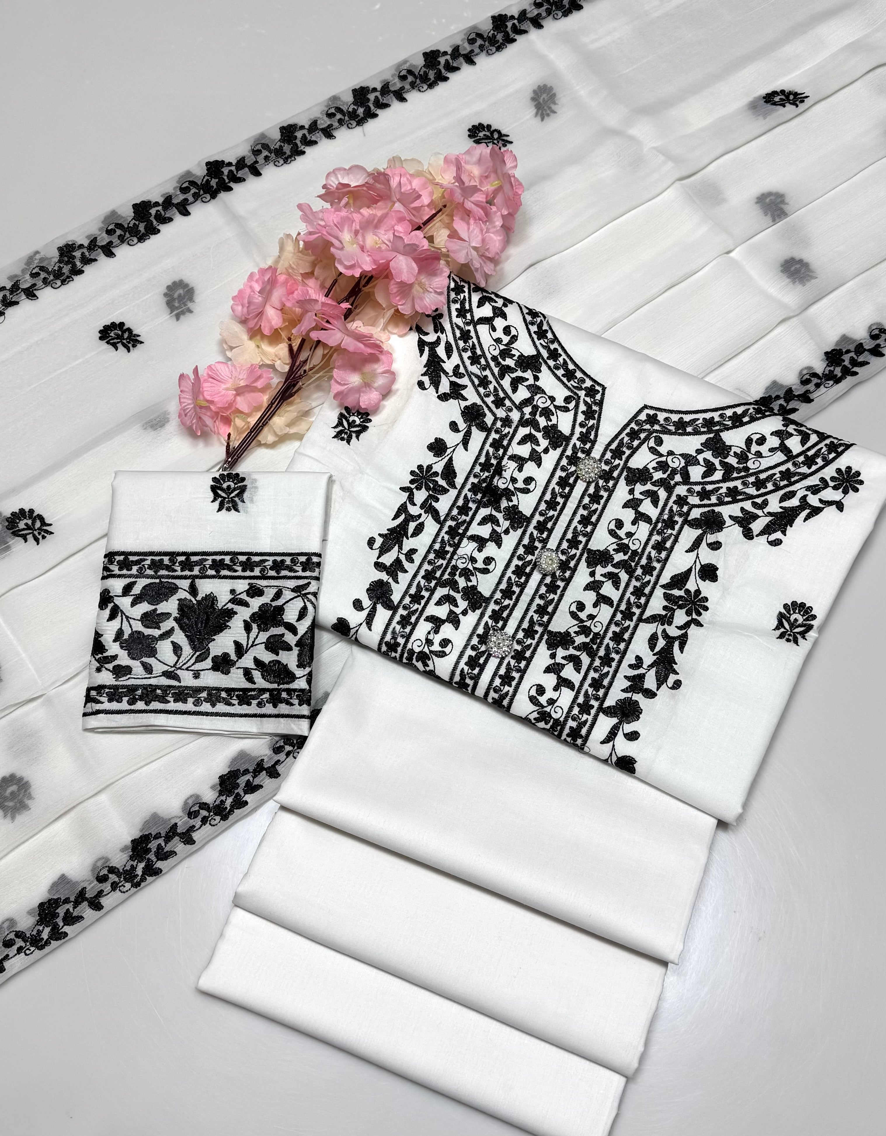 UNSTITCHED handmade style pure cotton Lawn thread embroidered🧵shirt with embroidered sleeves, fully embroidered soft chiffon dupatta & cotton Lawn trouser 3 pcs dress 👗