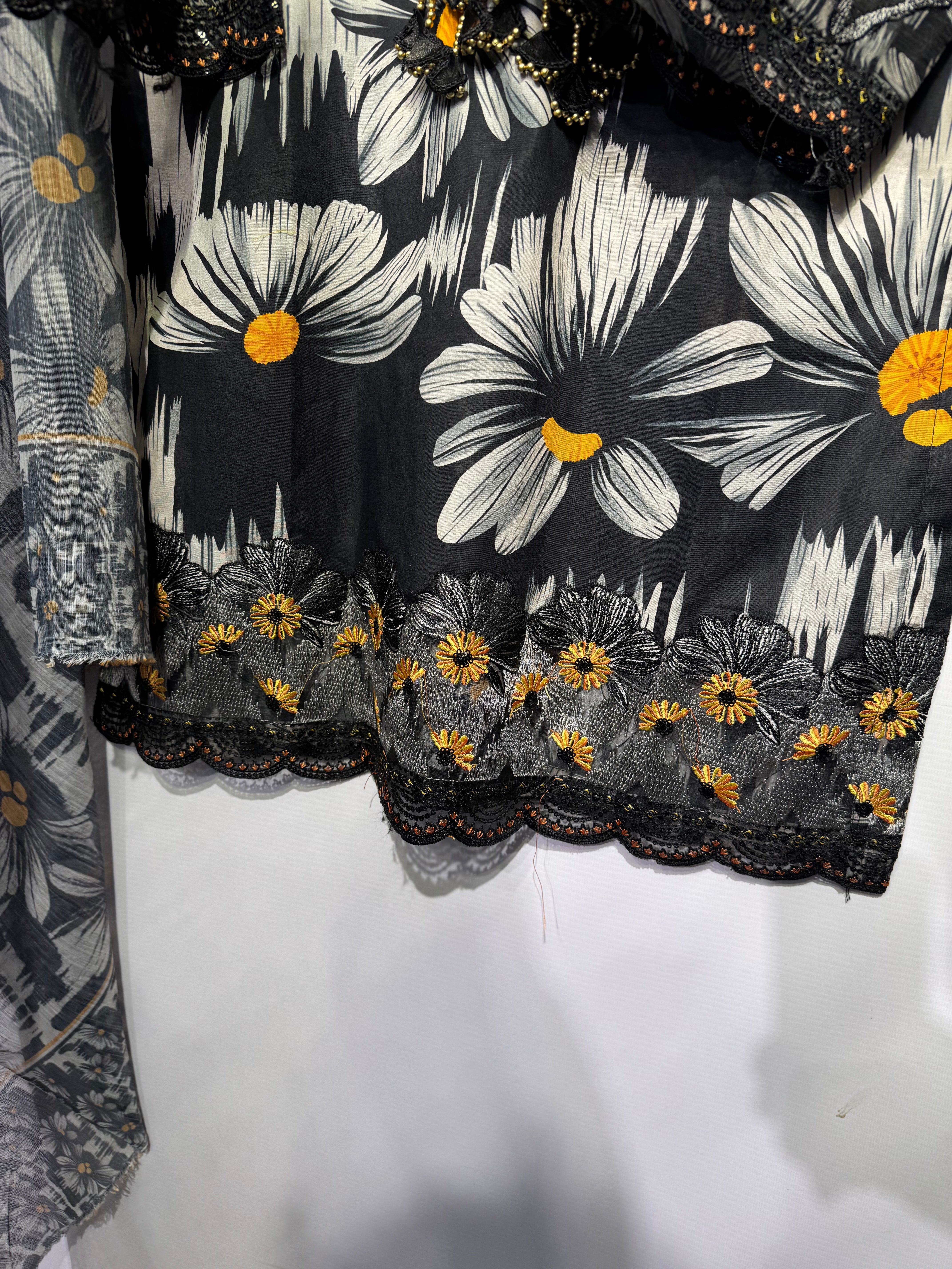Floral printed with floral embroidered🧵sleeves & daman pure cotton 3 pcs dress 👗