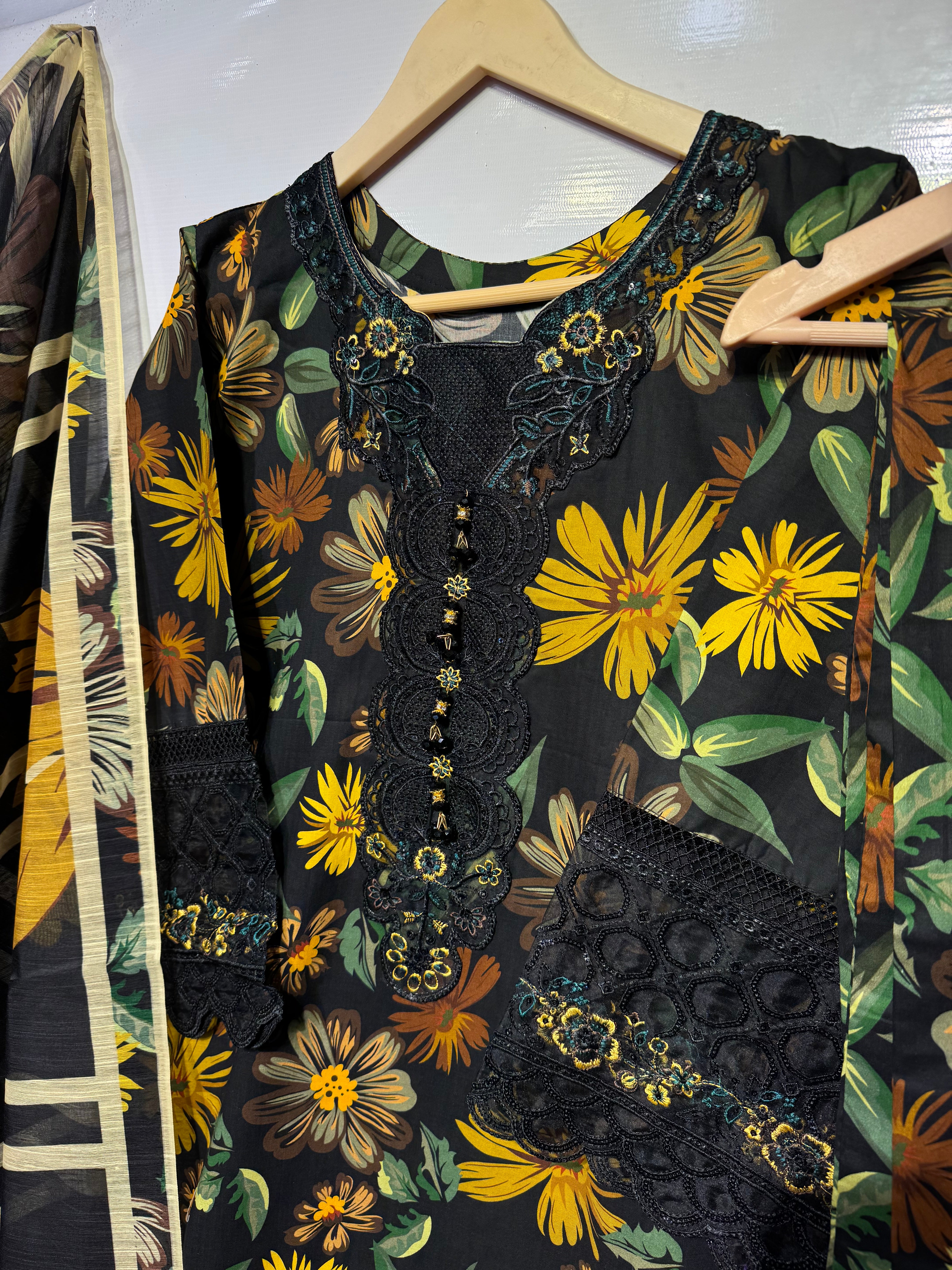 Soft cotton Lawn with embroidered🧵sleeves, neckline & daman, digital print monar khadi dupatta & printed plaso👗