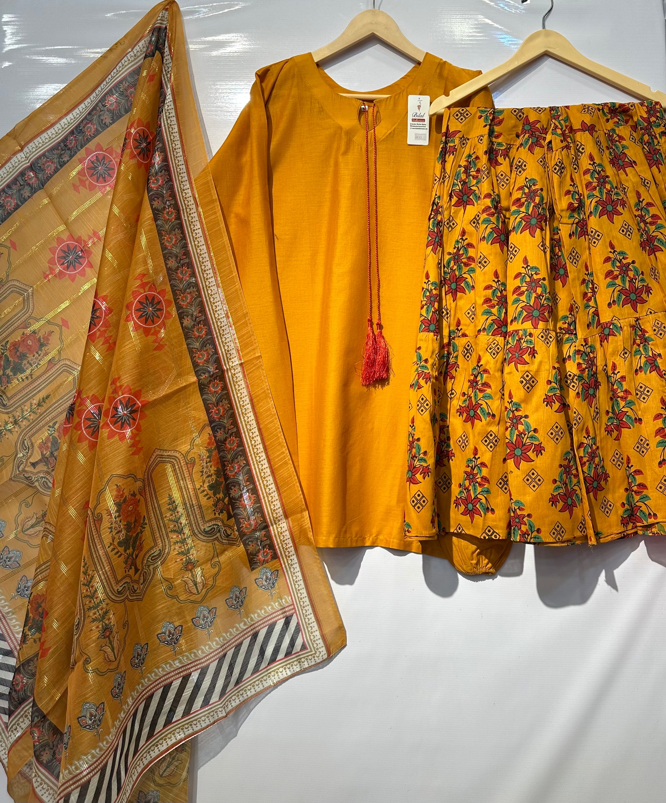 🔥Chunnat sleeves shirt along with massive flaired gharara 3 pcs🔥