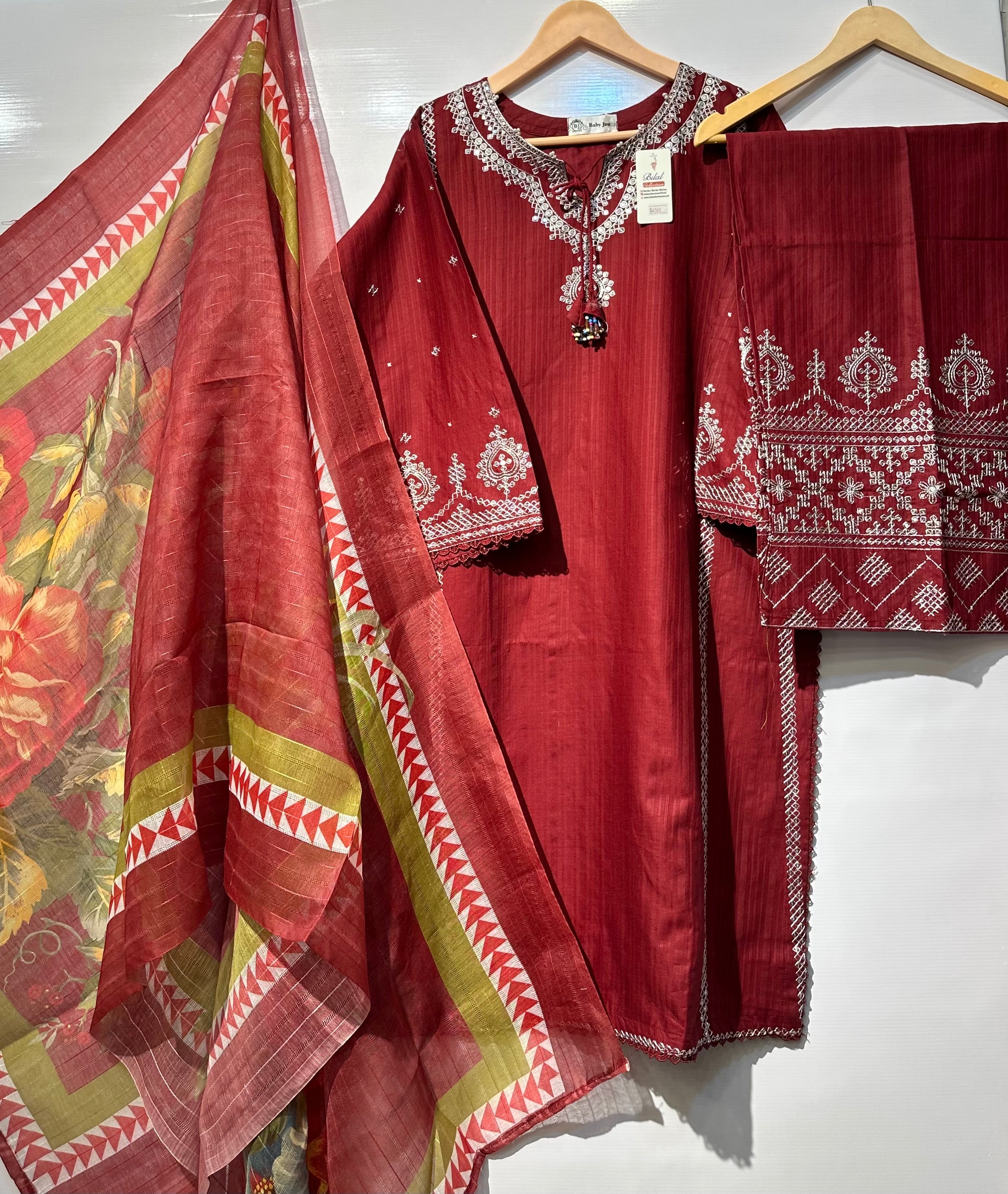 White sequential embroidered🪡cotton-Lawn 3 pcs👗