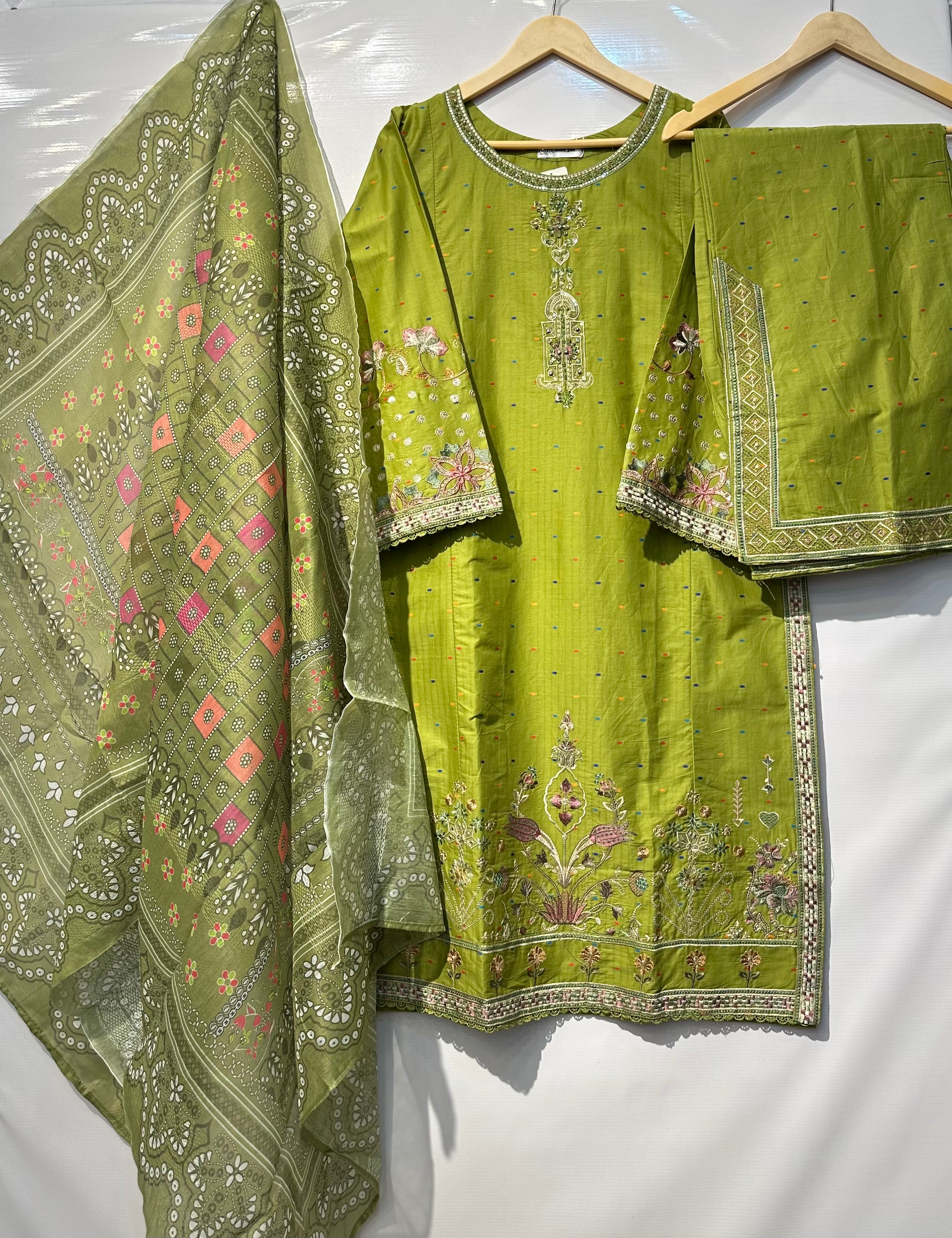 Exquisitely Embroidered🧵Cotton-Lawn Dress with a Graceful Printed Dupatta👗