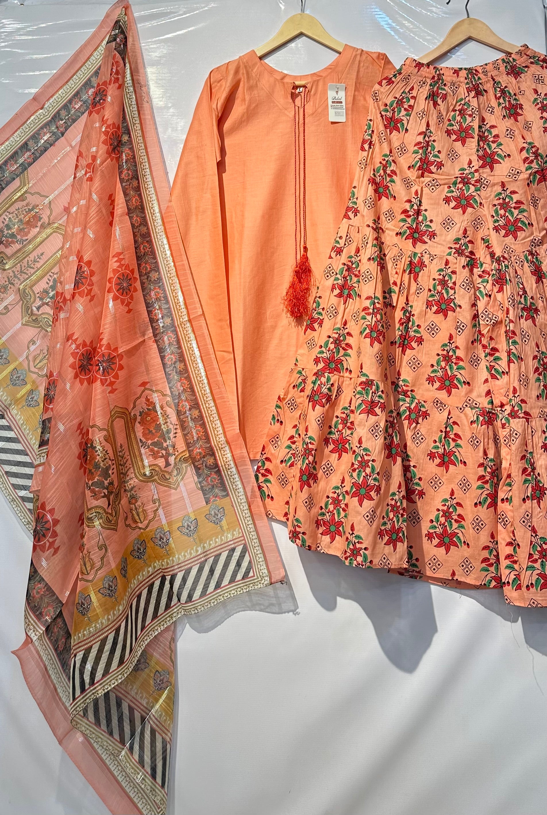 🔥Chunnat sleeves shirt along with massive flaired gharara 3 pcs🔥