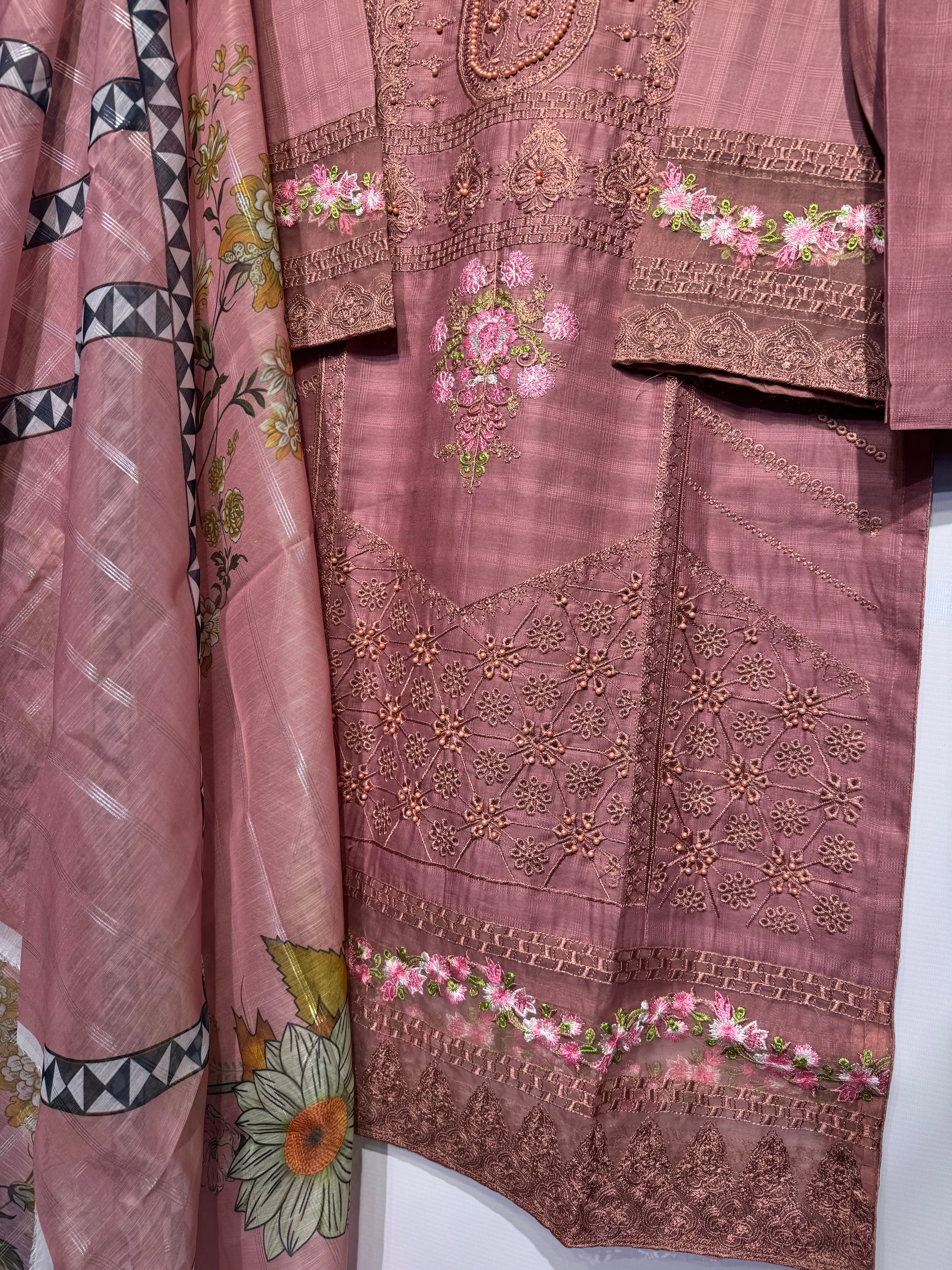 Beats+dhaga+schiffli chickankari embroidered🧵cotton Lawn 3 pcs👗