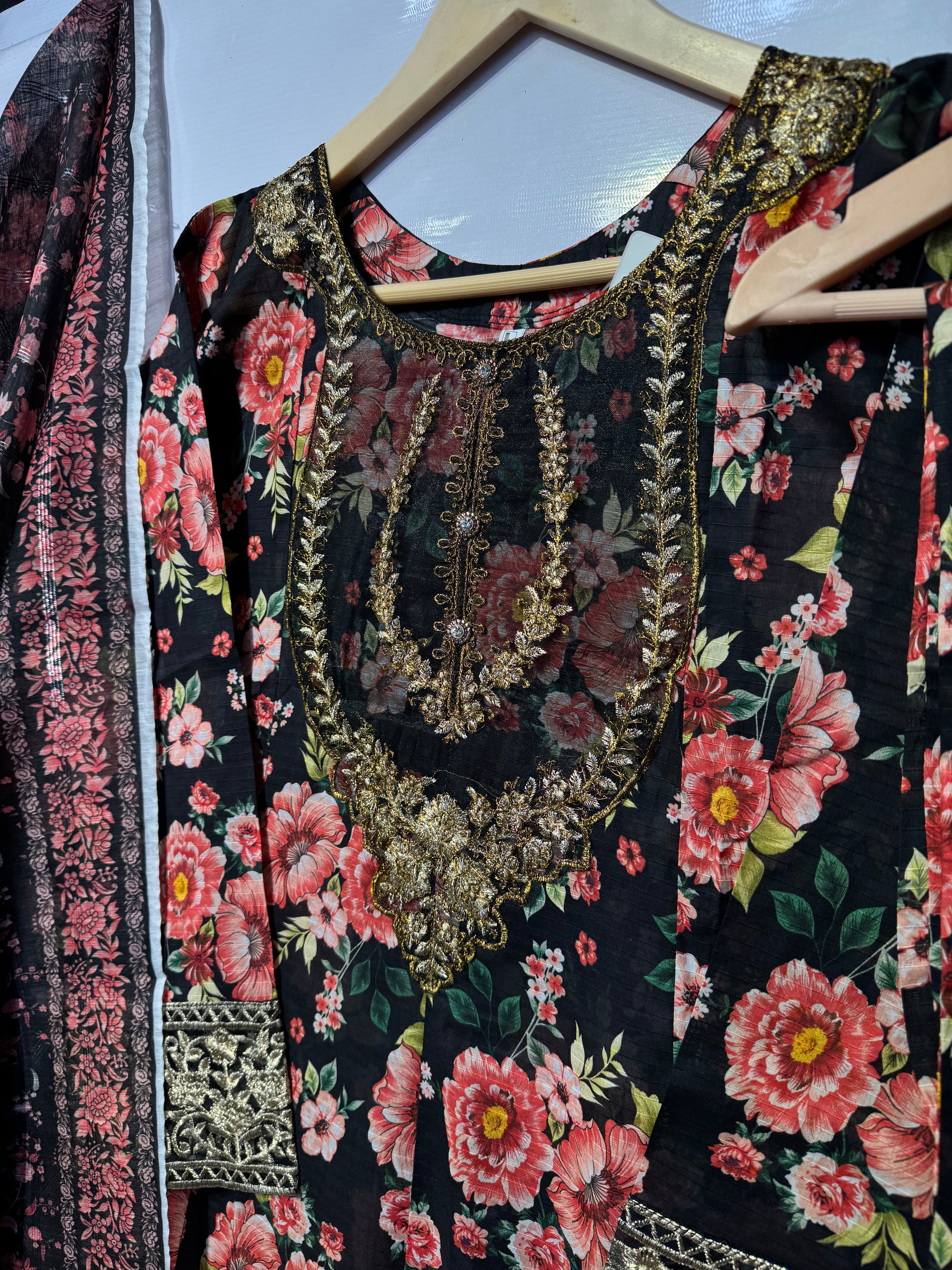 Floral printed pure Bana dora Lawn with embroidered🧵gala daman frock & trouser along with Monar khadi printed dupatta 👗