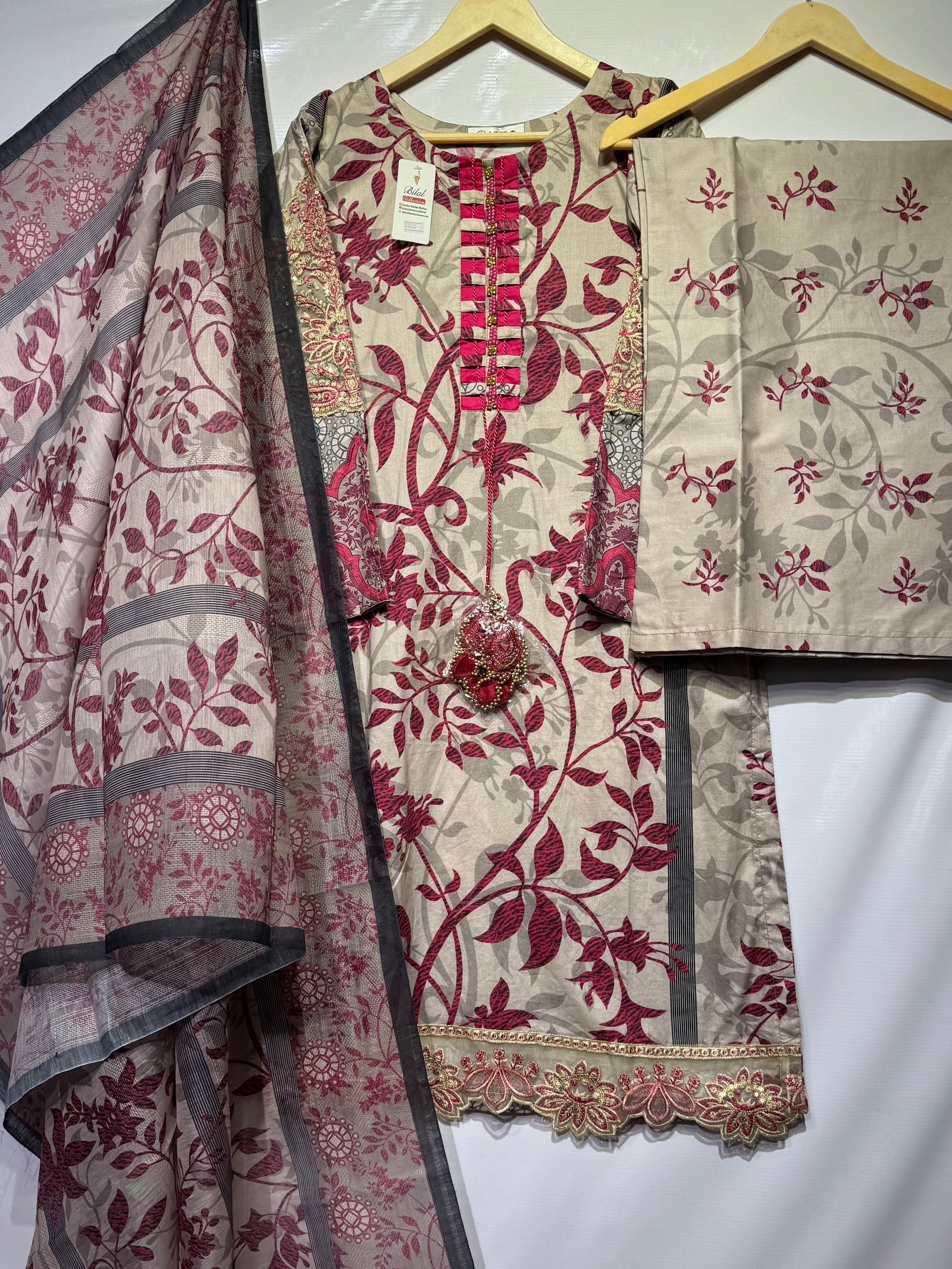 Pure digital print Lawn with cut work🪡daman & embroidered🧵patch sleeves along with print dupatta & plaso 👗