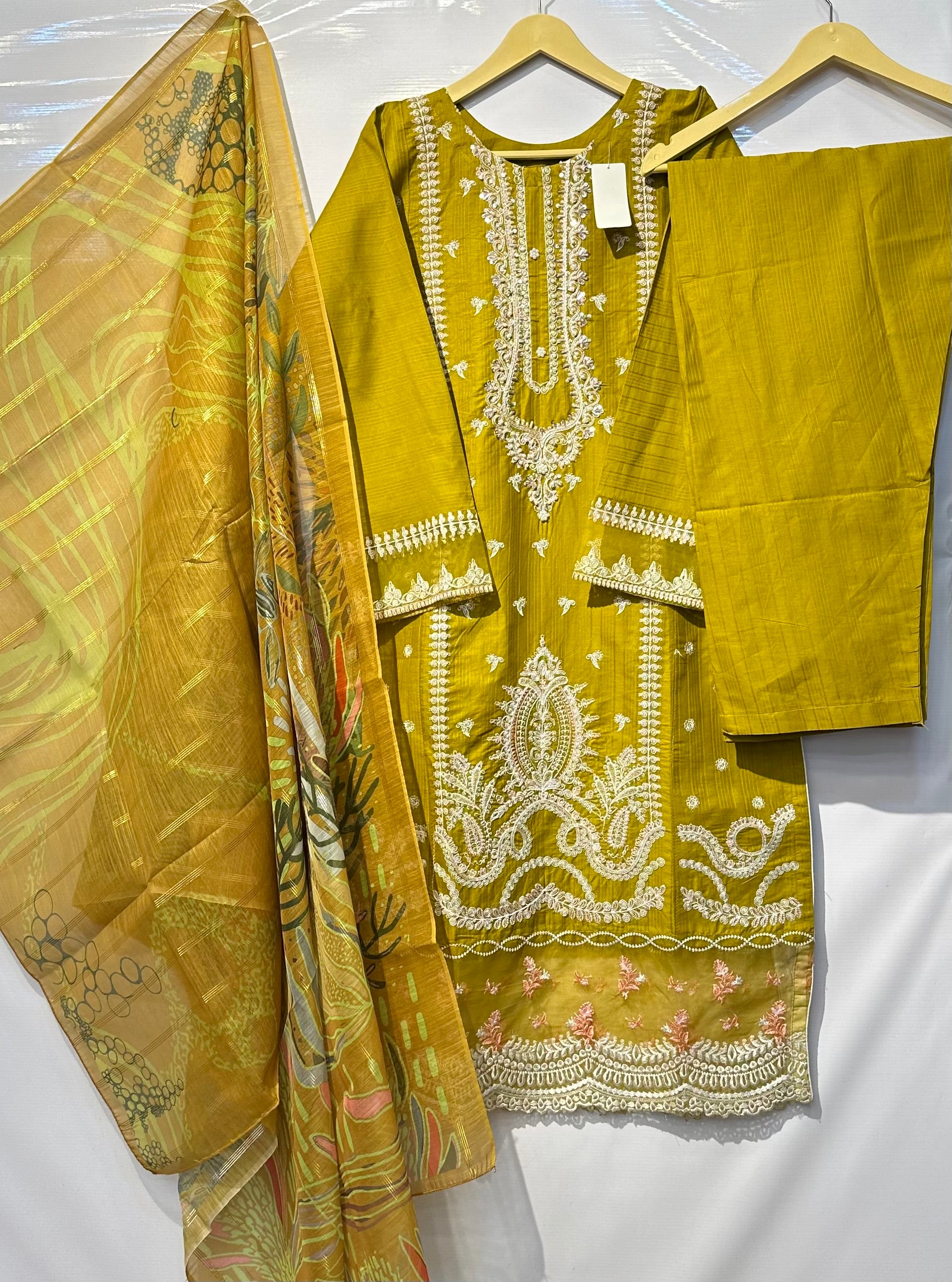 Cotton Lawn long shirt with Paka Tanka thread embroidery🧵along with printed dupatta & Trouser 👗