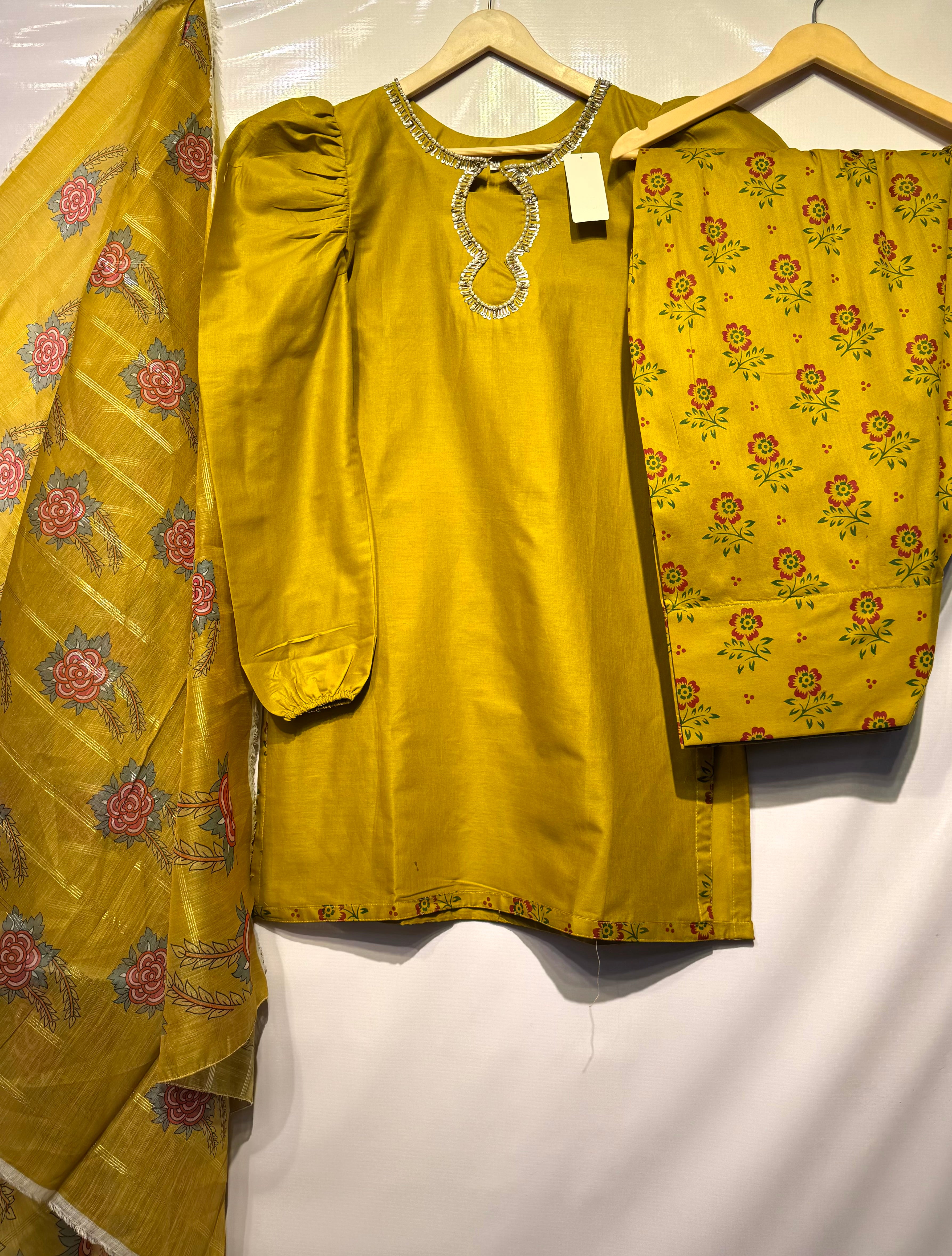 Puff style shirt with hand embellished🧵neckline, digital printed monar dupatta & Printed Farshi Shalwar 3 pcs dress 👗