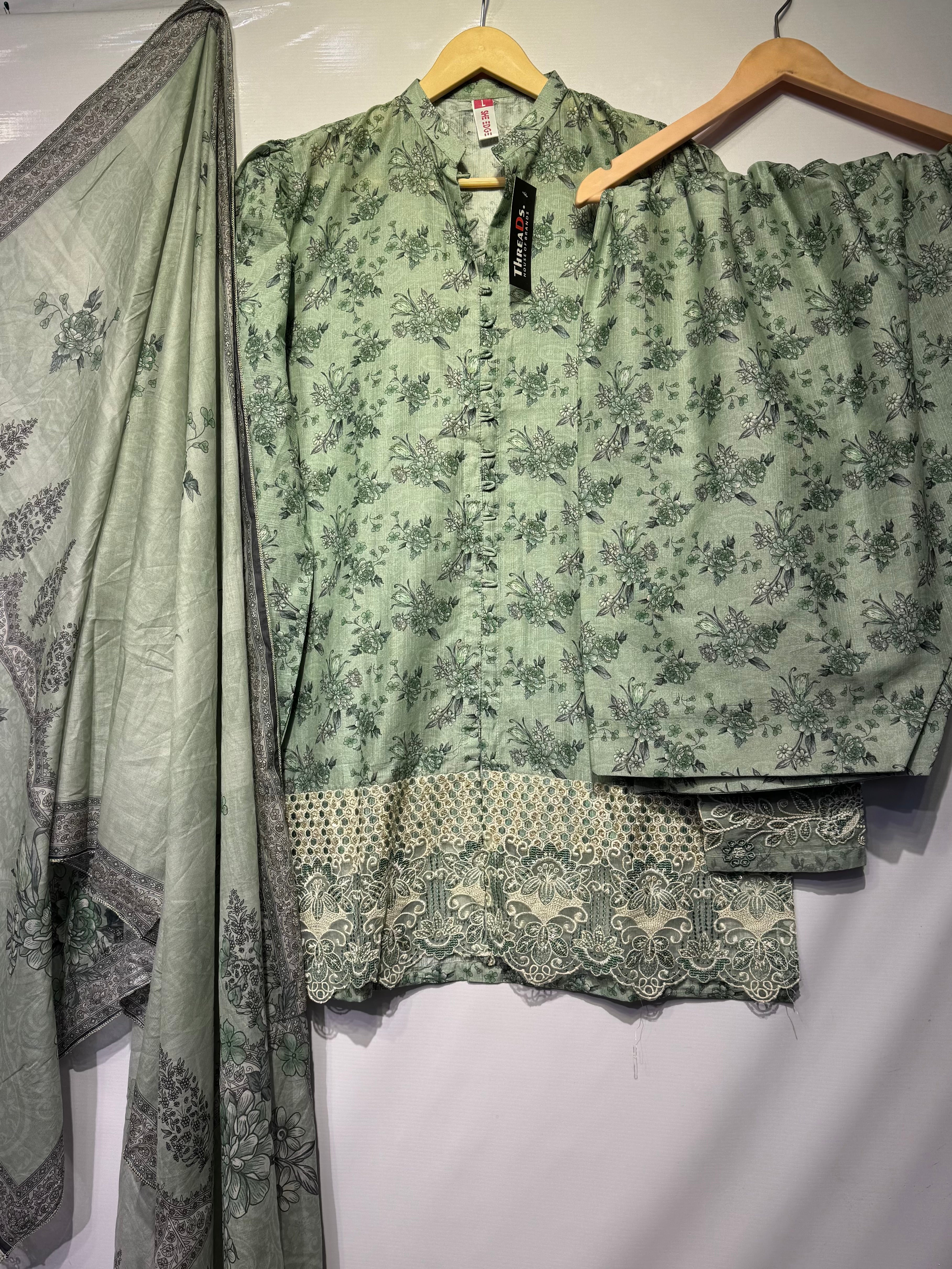 Bana dora Lawn puff style shirt with embroidered🧵sleeves & daman along with printed pure Lawn dupatta & Farshi shalwar 👗