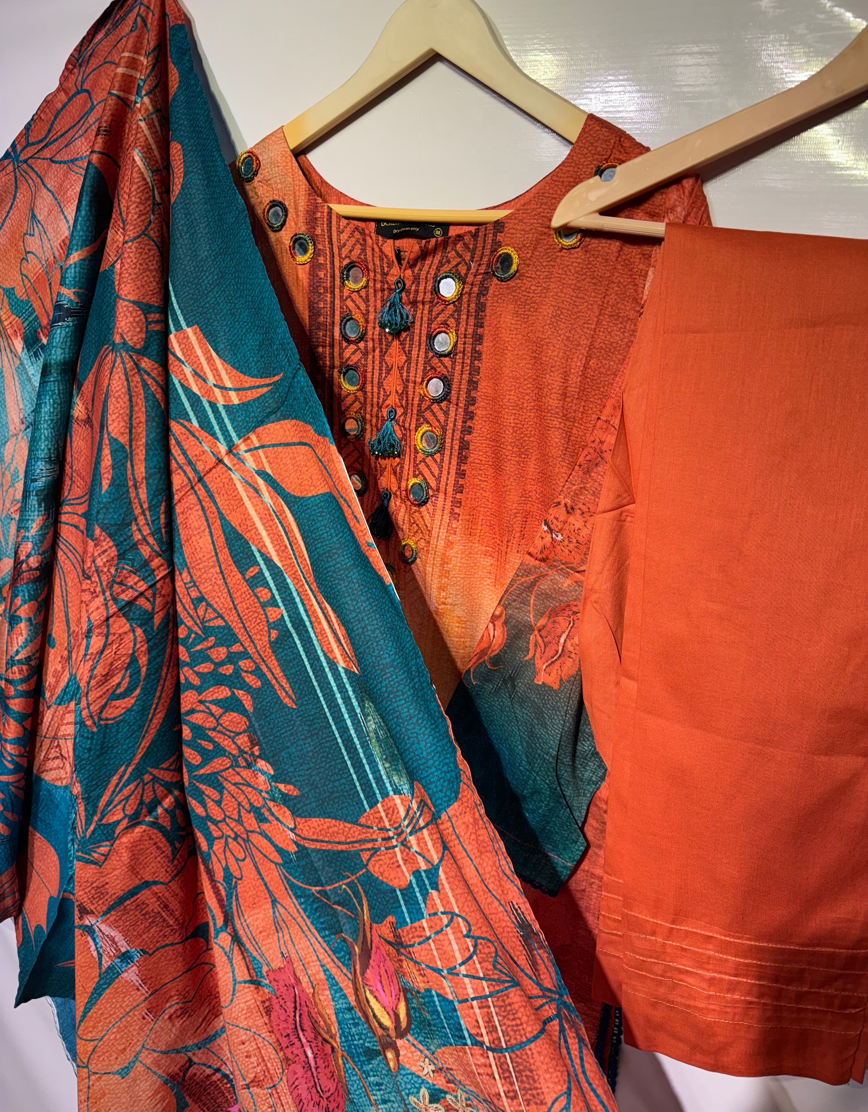 Pure malai Lawn printed shirt, with pure Lawn 2.5 ghz dupatta & pure Lawn trouser 3 pcs dress 👗