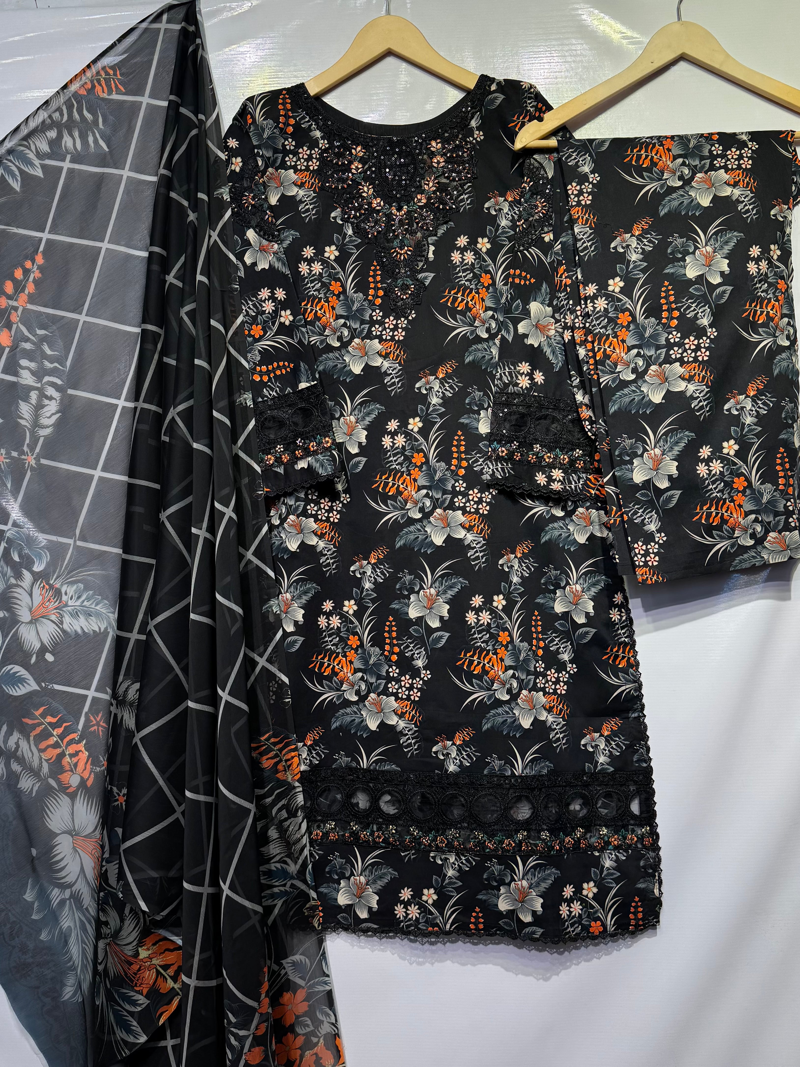 Soft cotton lawn digital printed ring style embroidered🧵shirt with printed monar/chiffon dupatta 👗