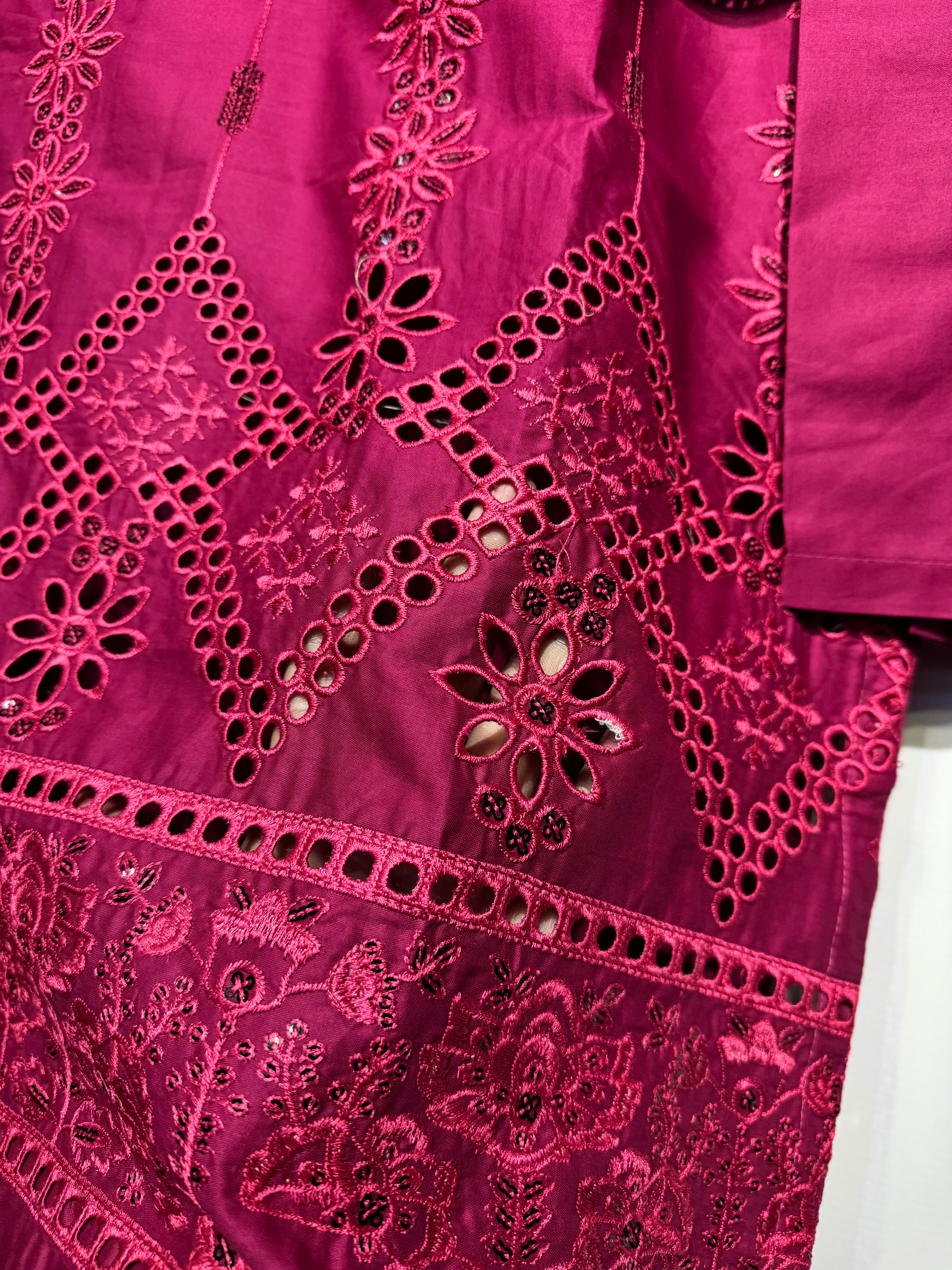 Sequential+dhaga+chickankari boring embroidered🧵pure cotton Lawn shirt, Moran printed dupatta & trouser👗