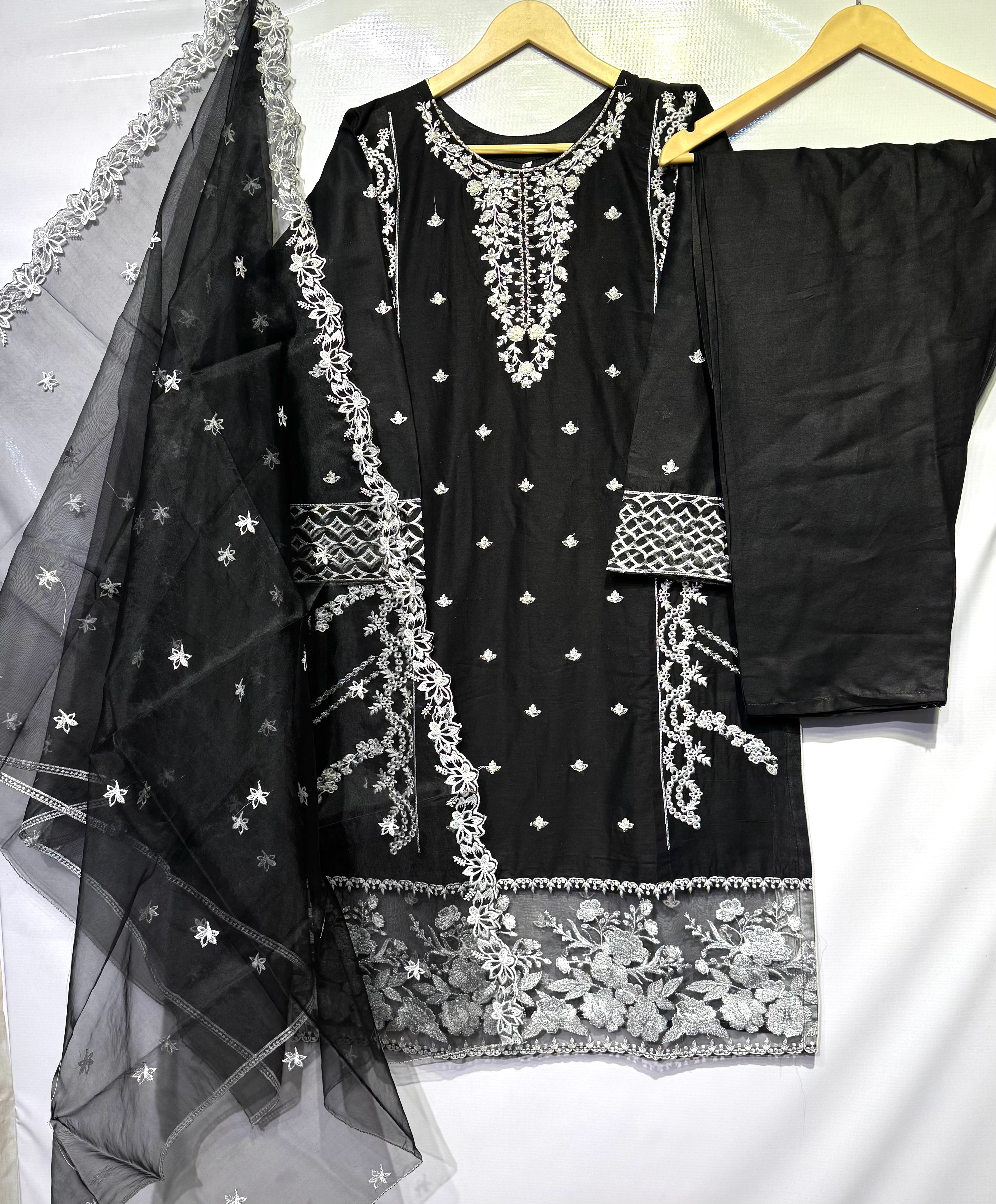 Hand+thread embroidered🧵cotton Lawn shirt with embroidered dupatta & trouser 👗