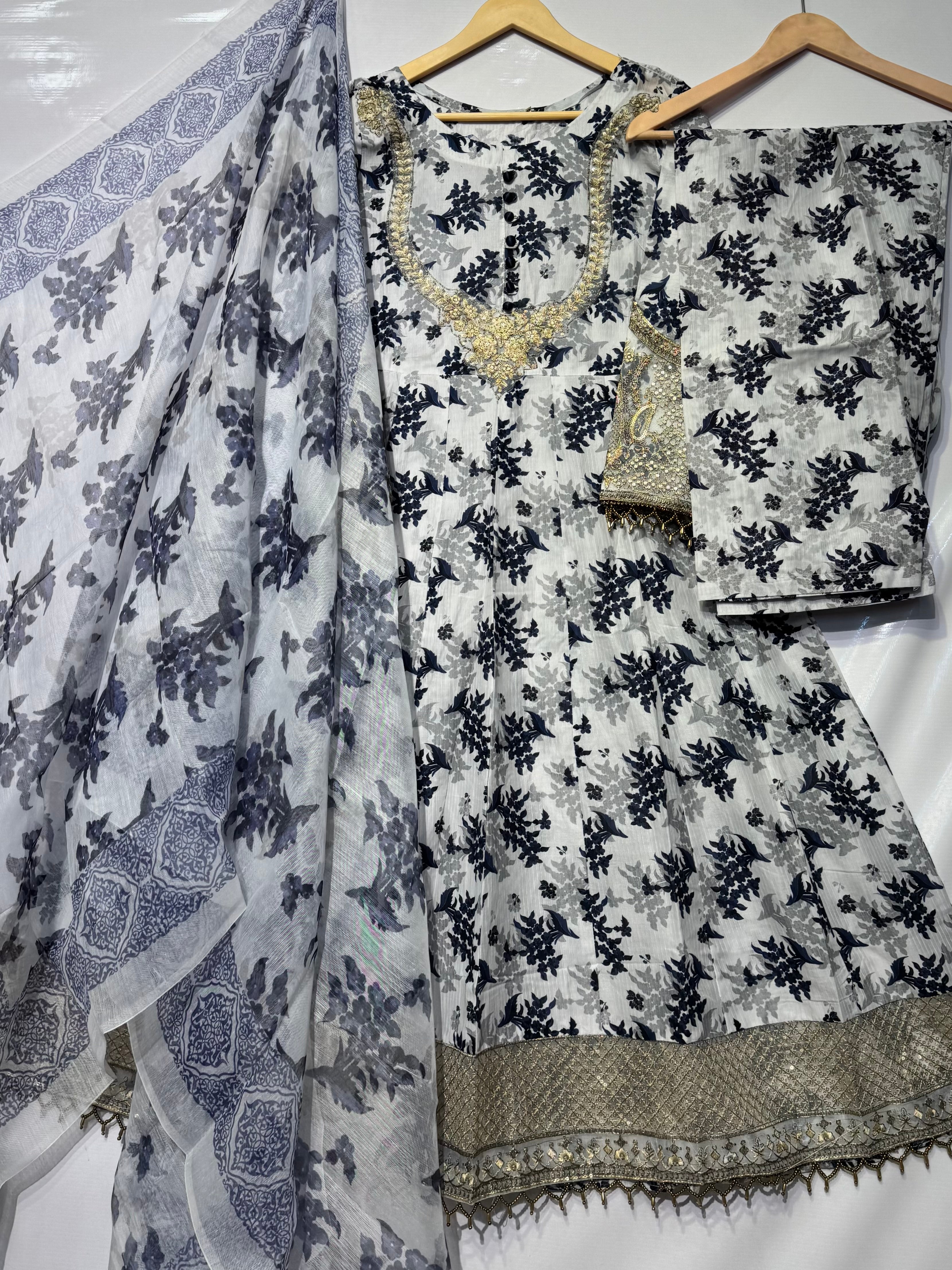 Pure Bana dora Lawn digital printed bareeze embroidered🧵long frock along with printed dupatta & trouser 👗