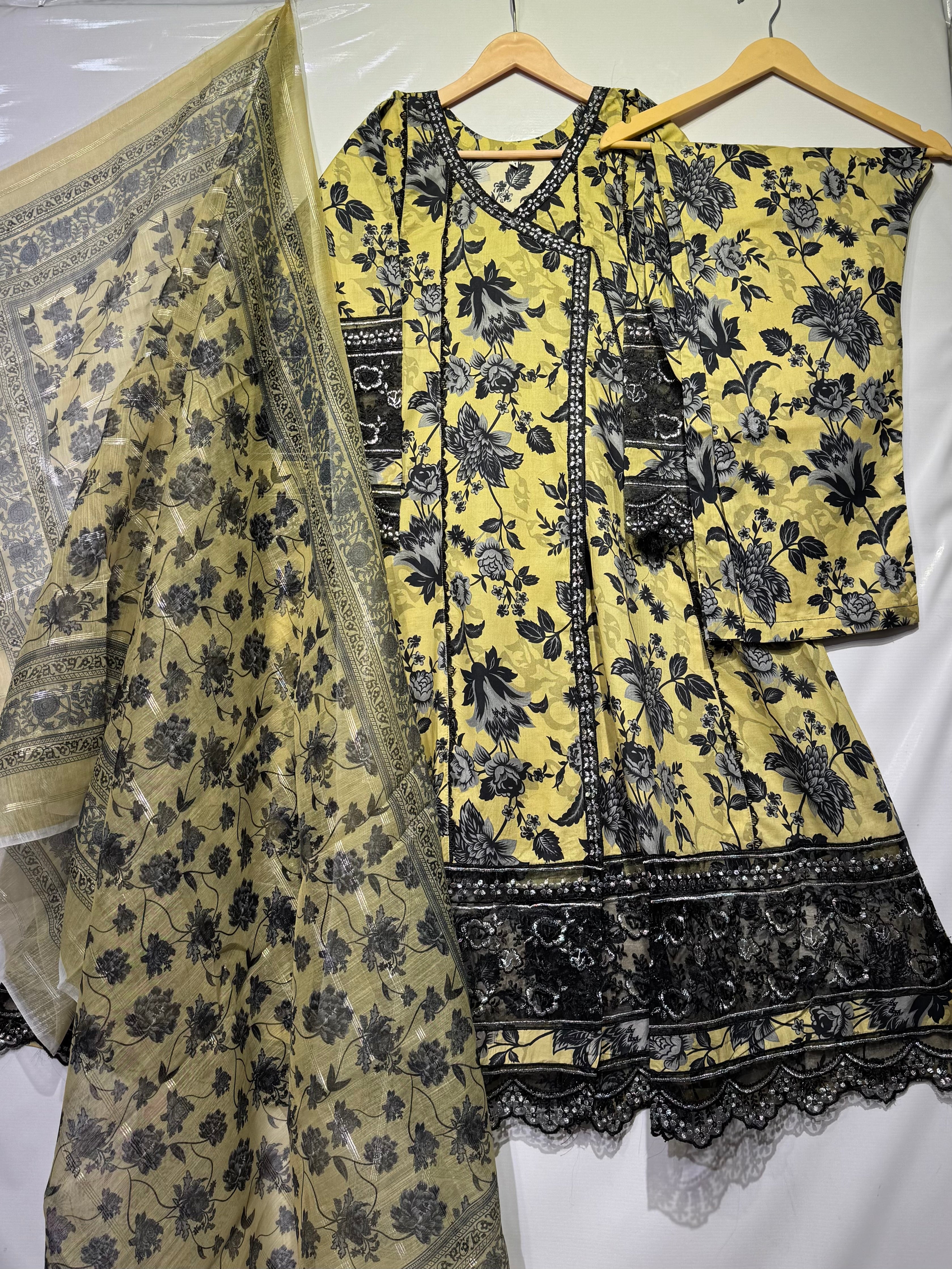 Pure Lawn angrakja style bareeze embroidered🧵frock along with digital print dupatta & trouser 👗