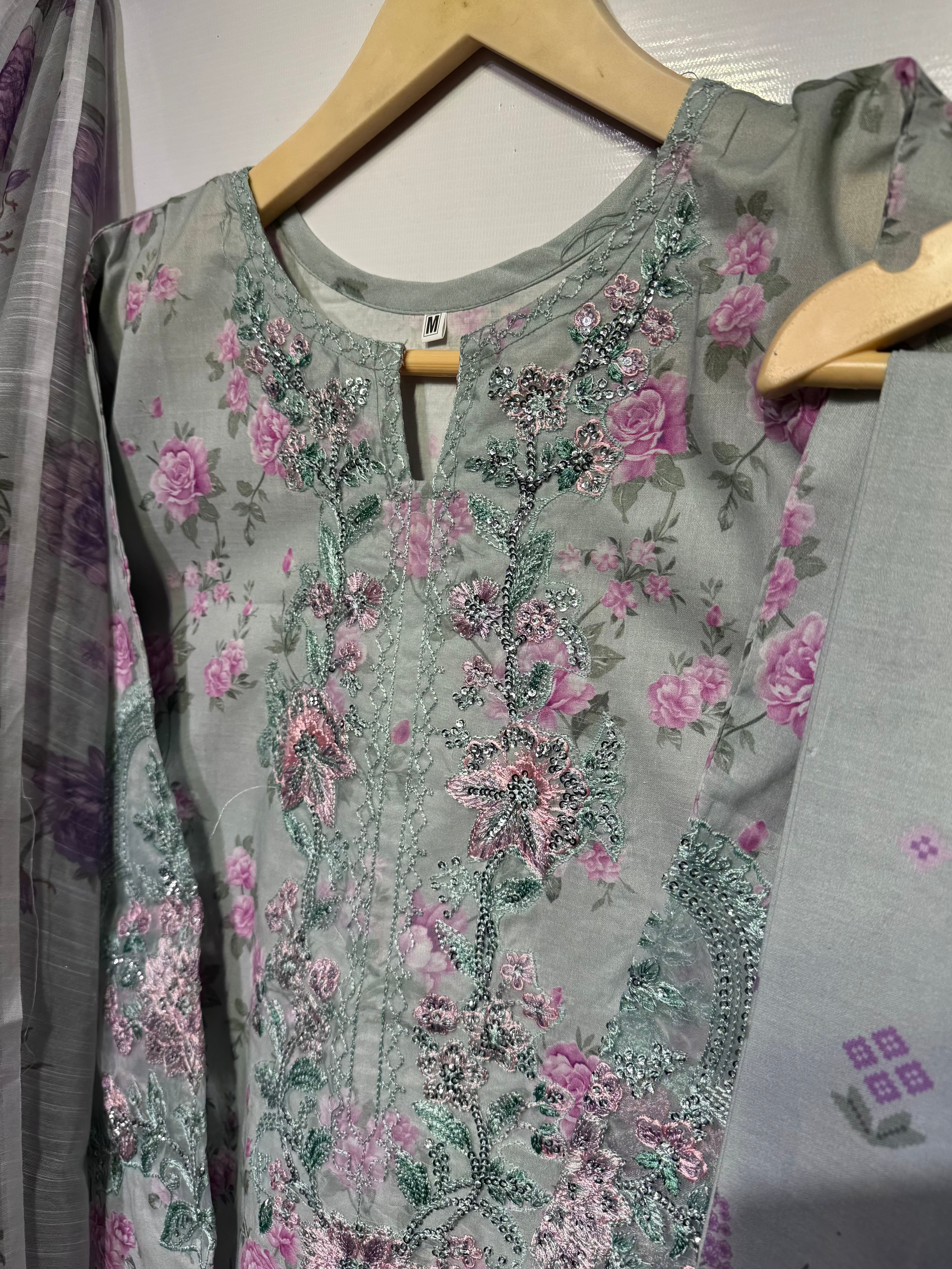 🔥 MOST DEMANDED PURE LAWN BAREEZE+CUT WORKED🧵3 PCS DRESS 🔥