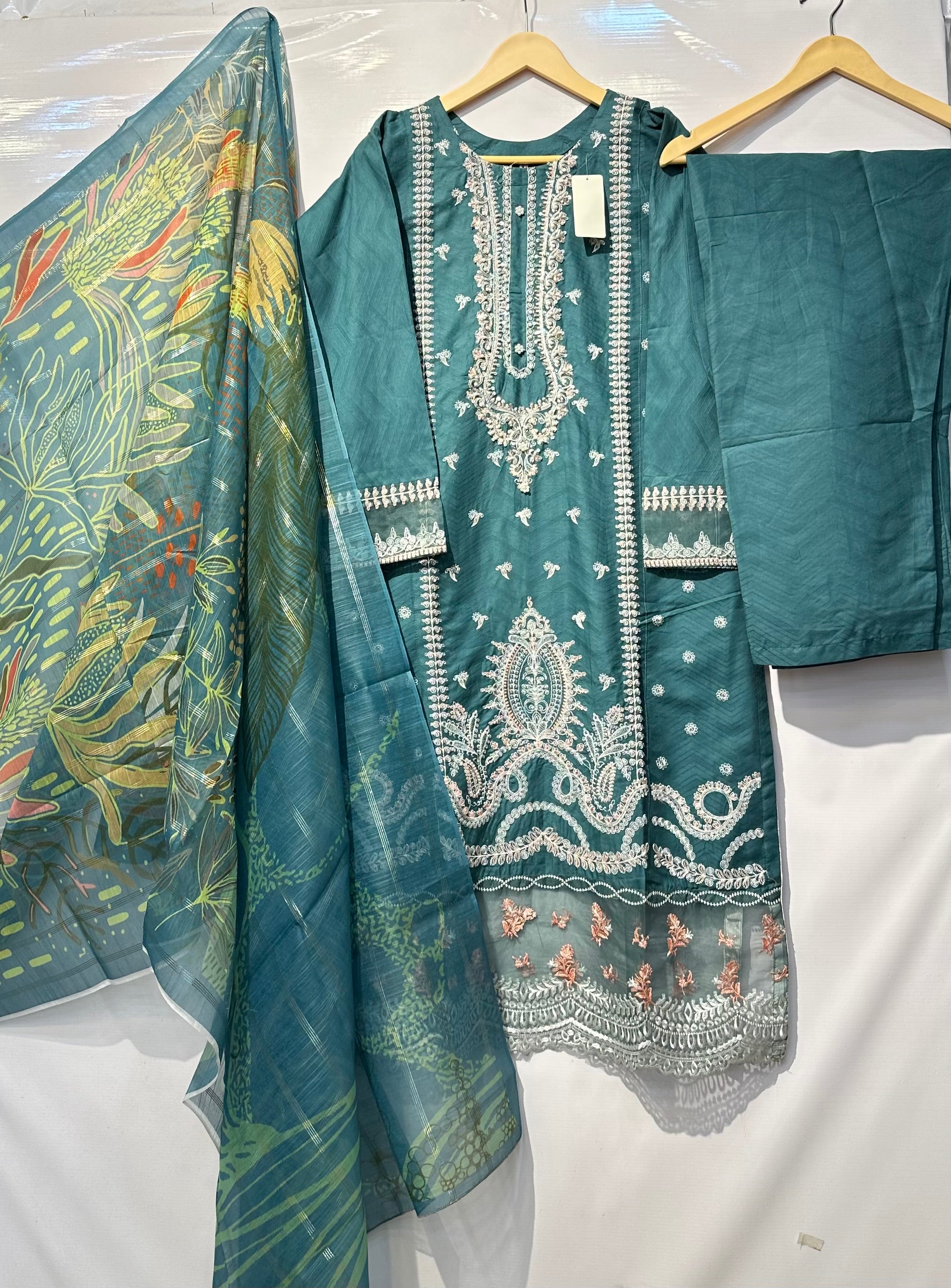 Cotton Lawn long shirt with Paka Tanka thread embroidery🧵along with printed dupatta & Trouser 👗