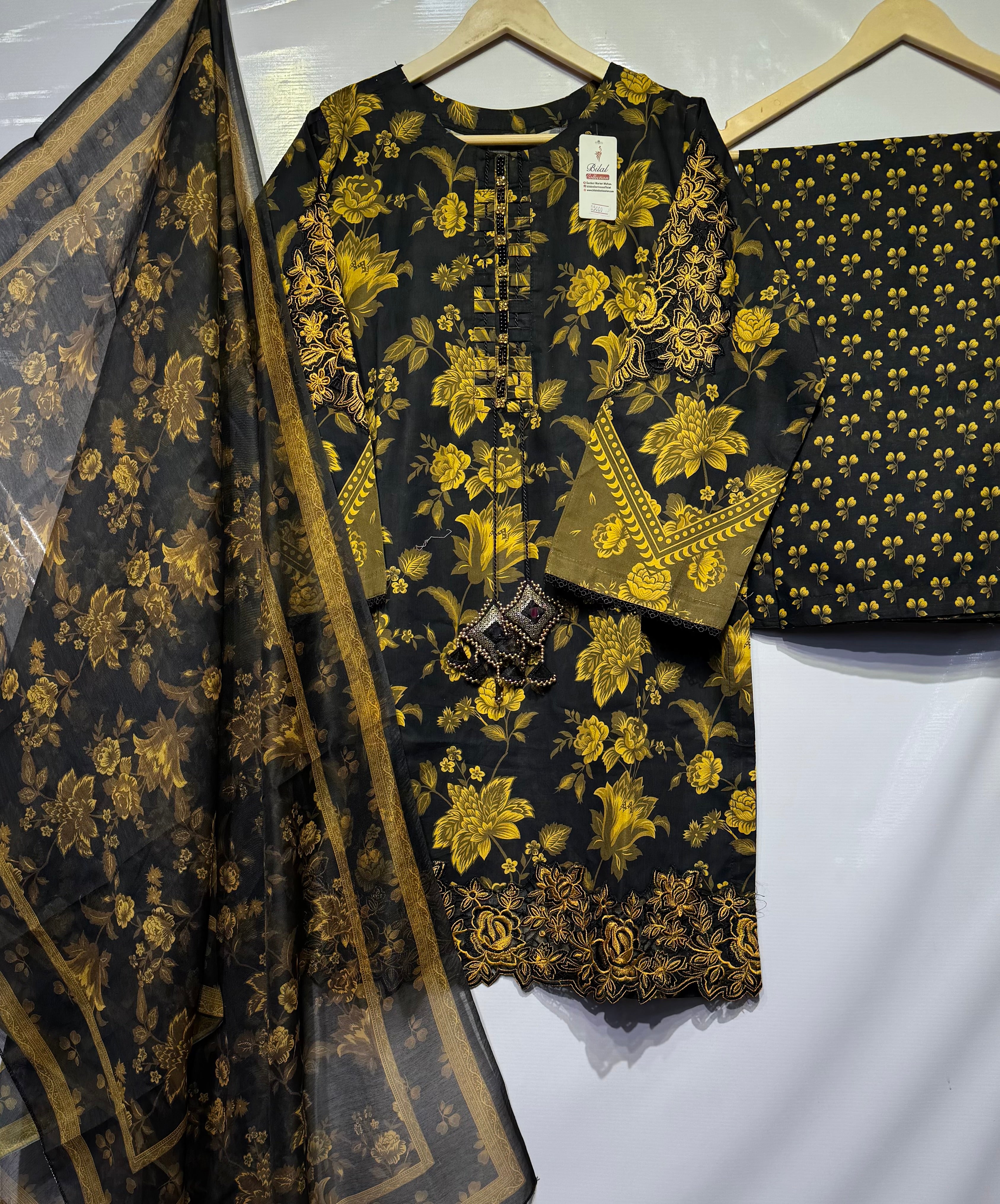 Floral printed shirts with embroidered🧵sleeves & daman, Printed dupatta & printed Plaso 3 pcs 👗