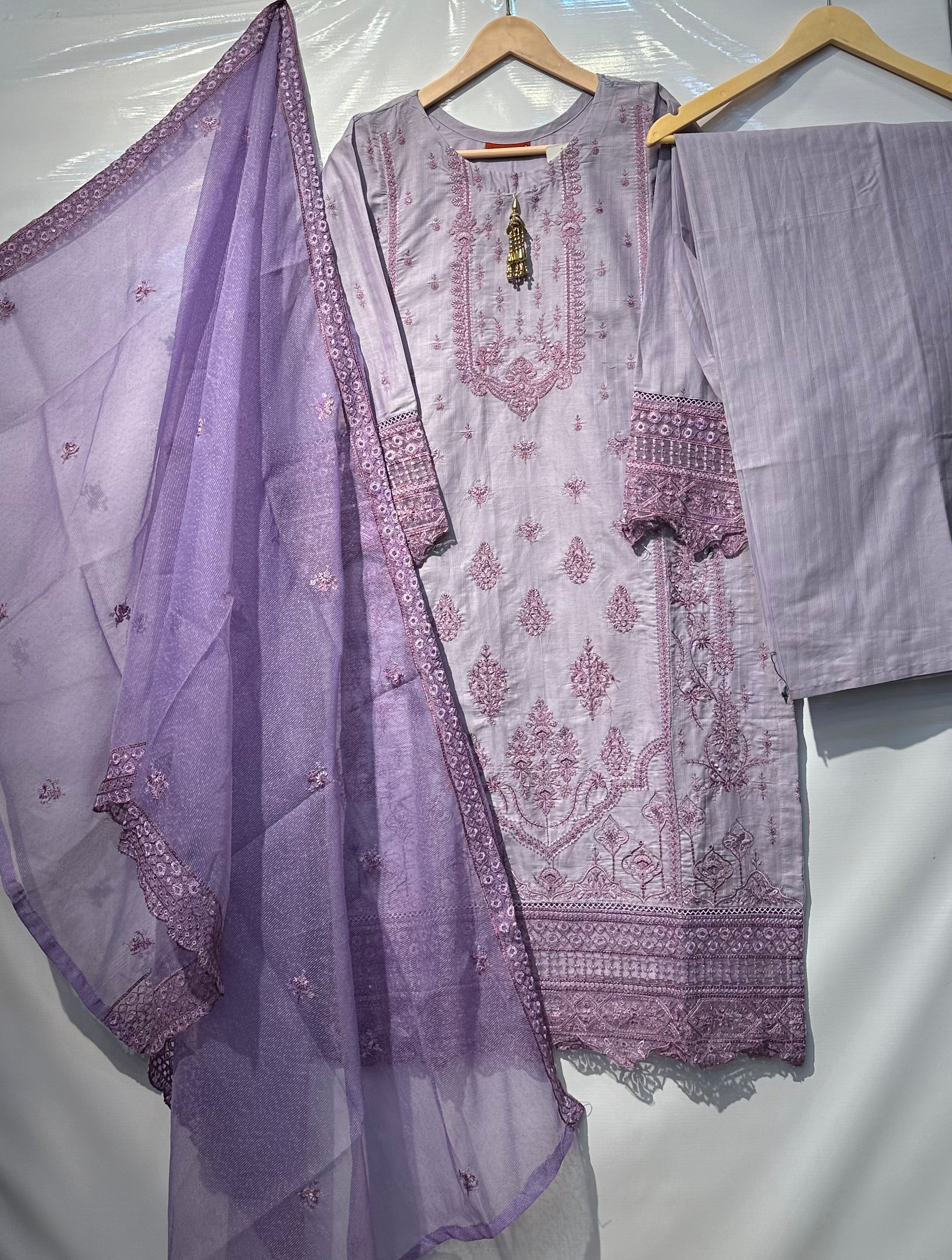 Resham dhaga Paka Tanka embroidered shirt along with pure khadi dupatta & trouser 👗