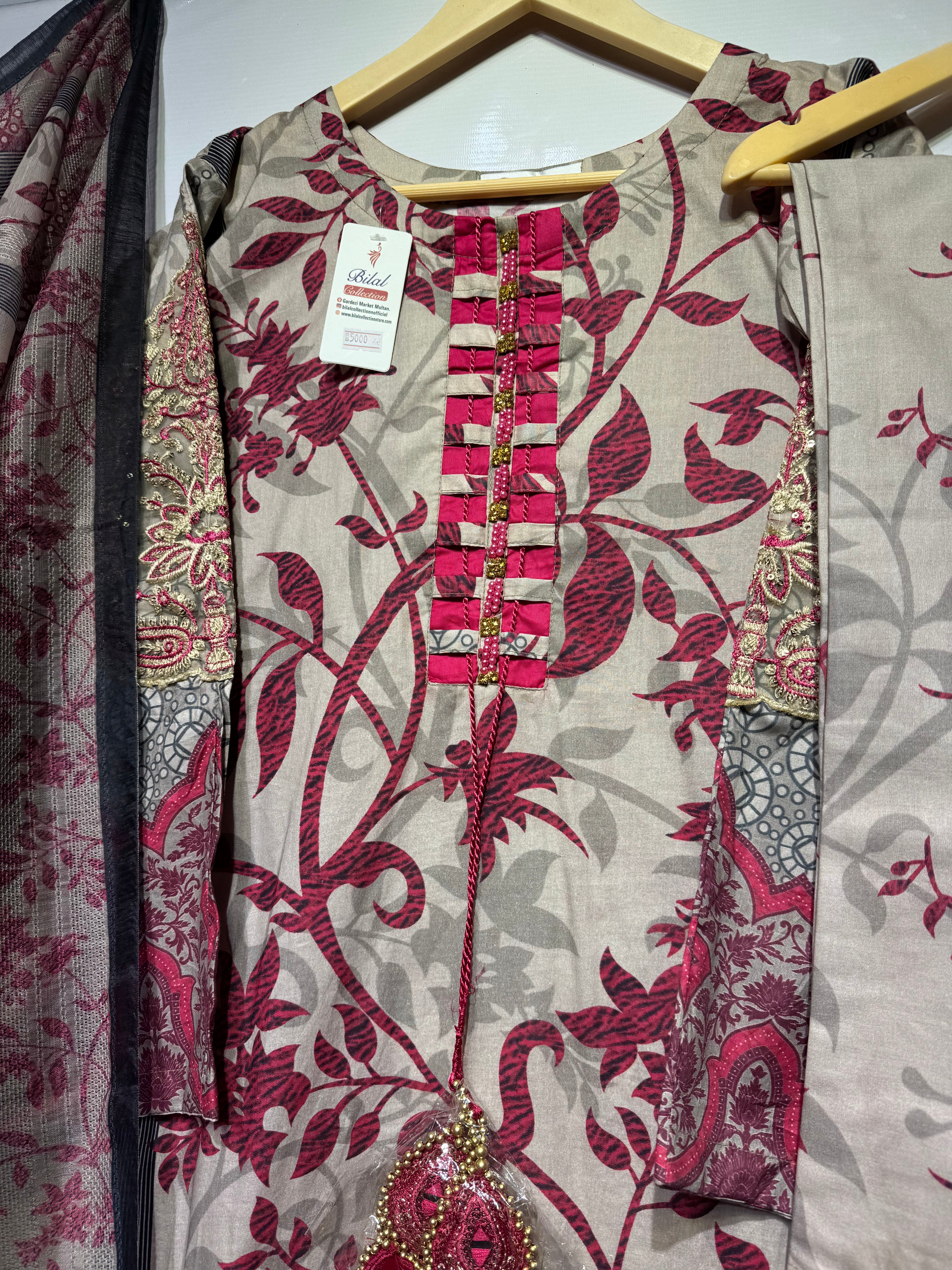Pure digital print Lawn with cut work🪡daman & embroidered🧵patch sleeves along with print dupatta & plaso 👗