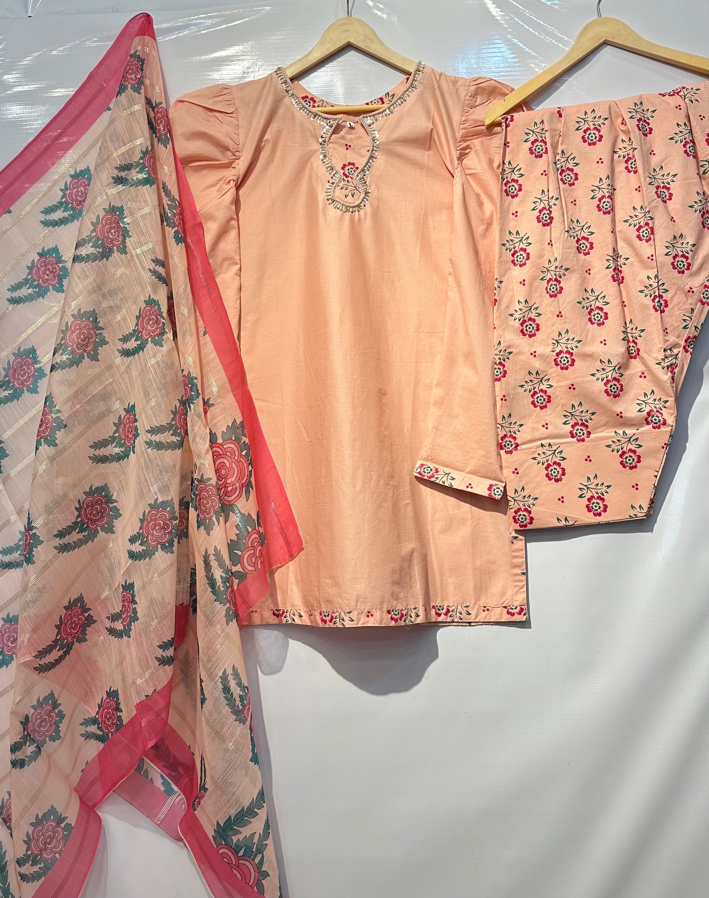 Hand embellished neckline shirt🧵with puffy sleeves along with printed dupatta & farshi Shalwar👗