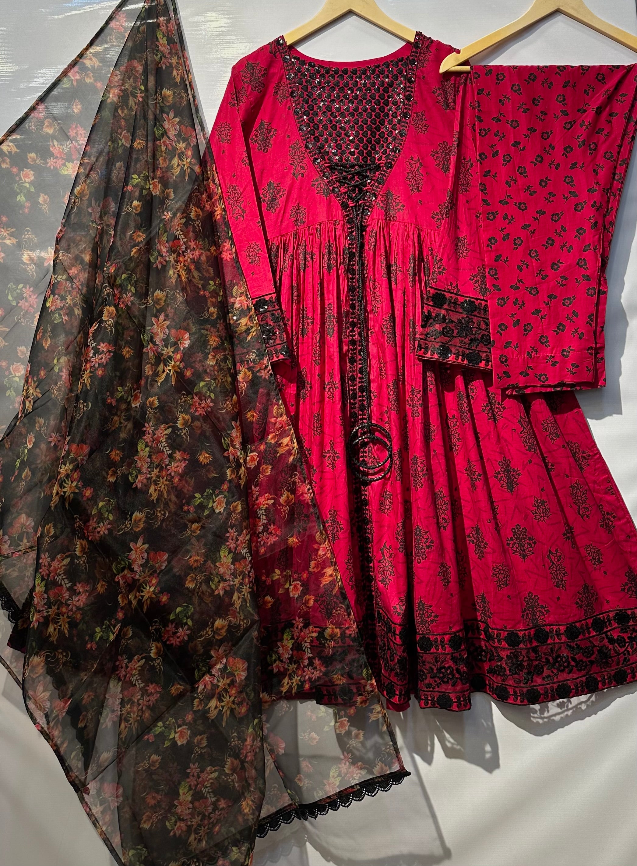 🔥Black sequential embroidered chunnat🪡style 3 pcs🔥