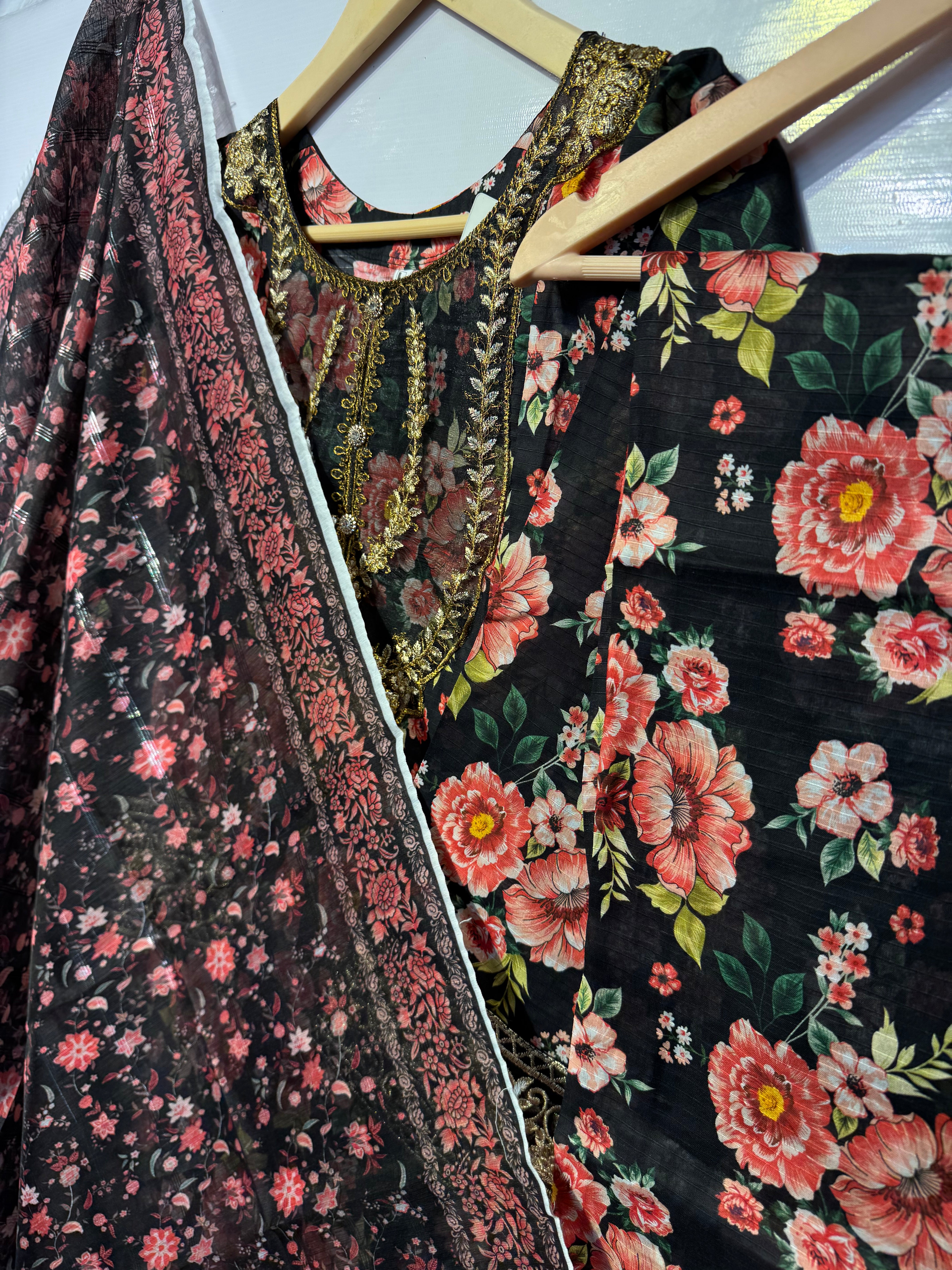 Floral printed pure Bana dora Lawn with embroidered🧵gala daman frock & trouser along with Monar khadi printed dupatta 👗