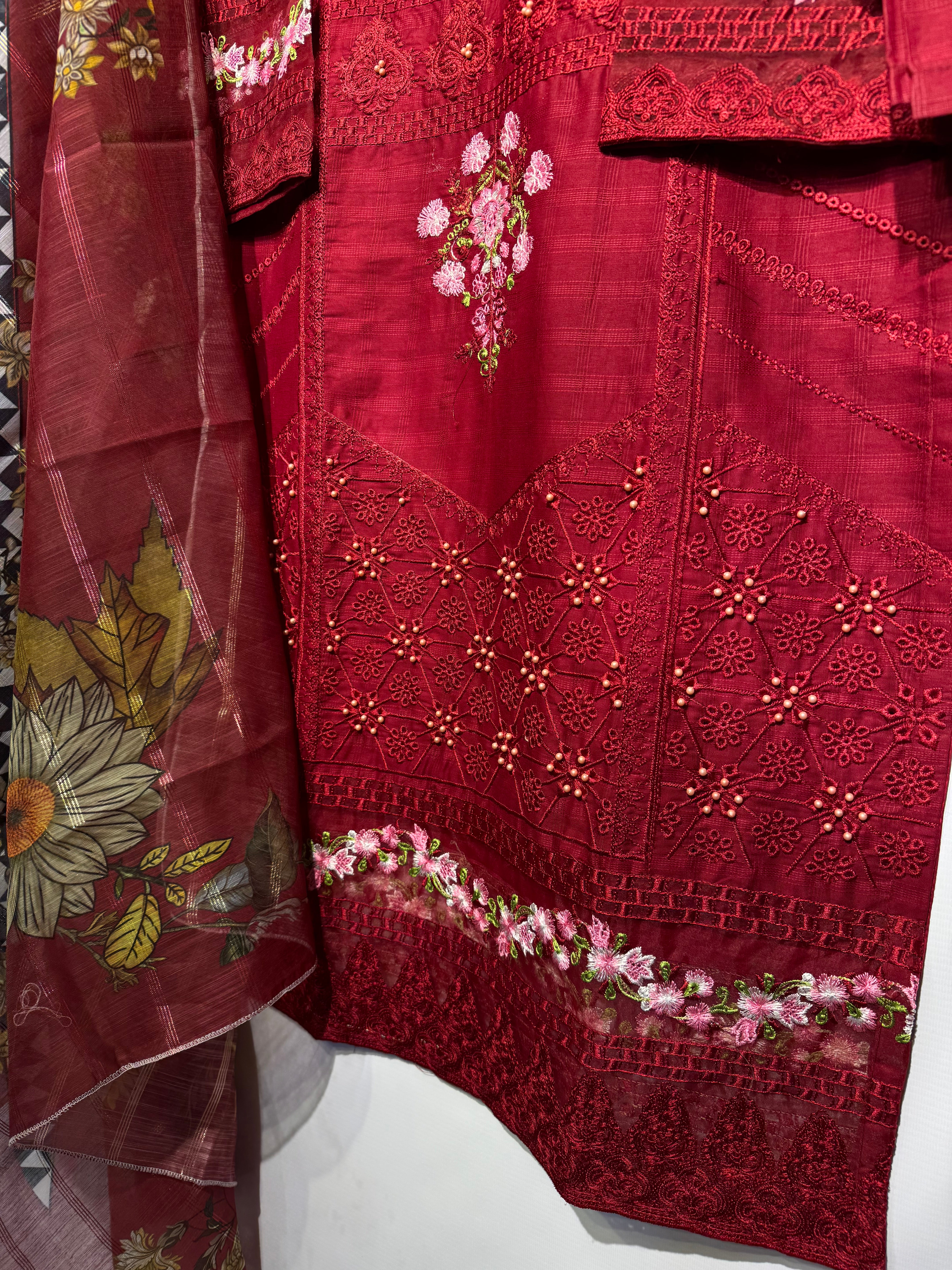 Beats+dhaga+schiffli chickankari embroidered🧵cotton Lawn 3 pcs👗
