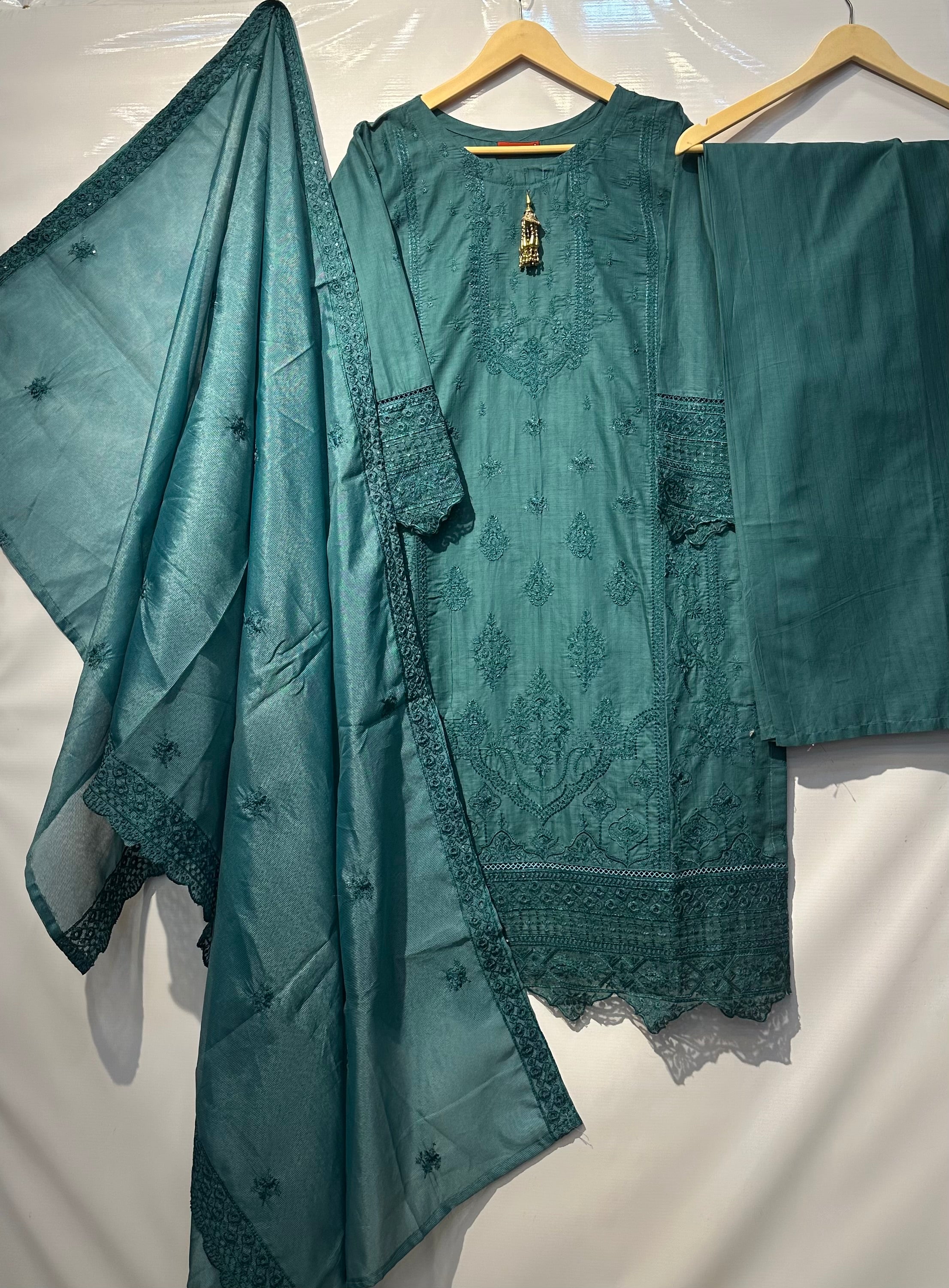 Resham dhaga Paka Tanka embroidered shirt along with pure khadi dupatta & trouser 👗