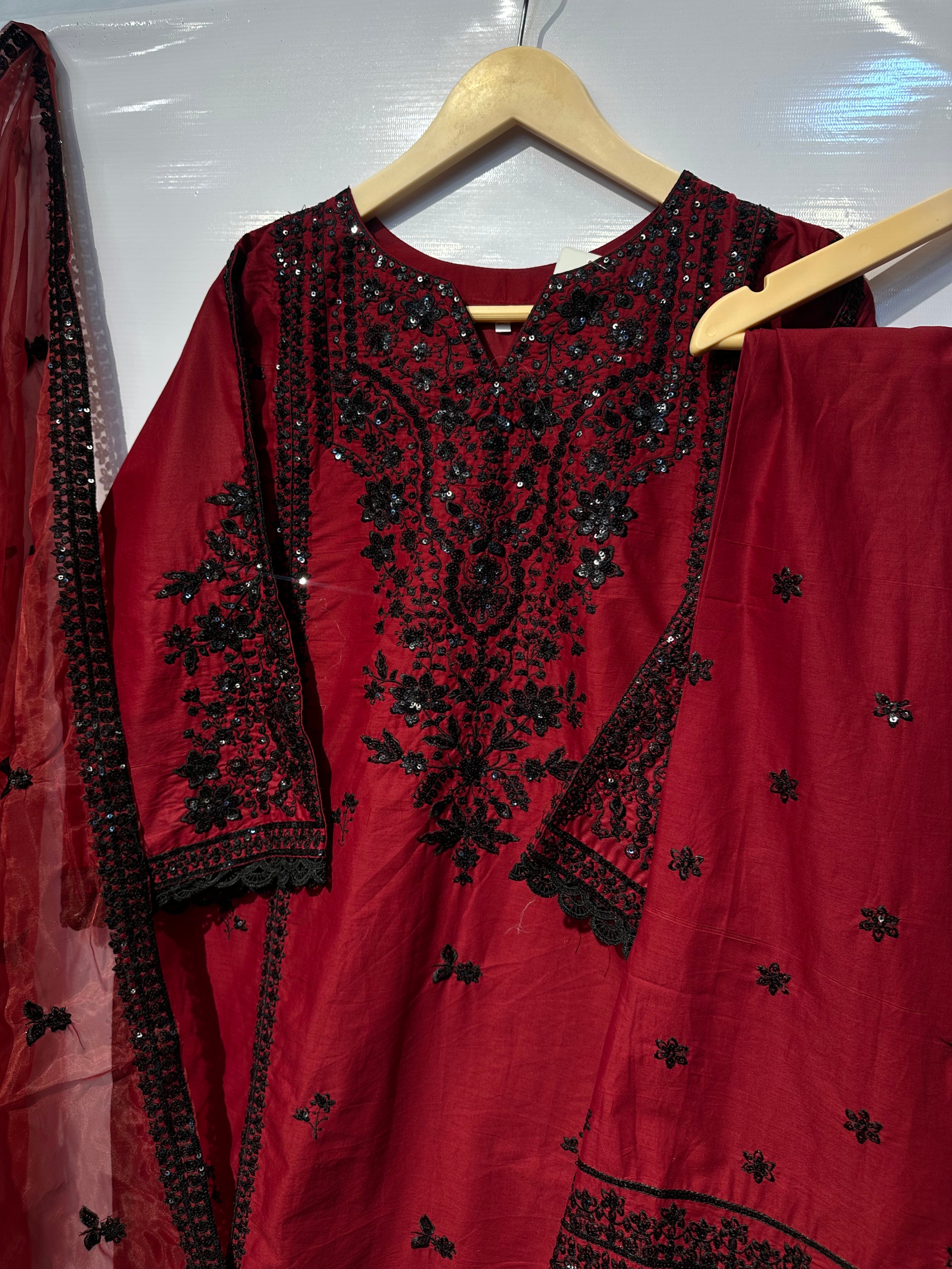 Black sequential embroidered cotton lawn shirt🧵with embroidered plaso & dupatta👗