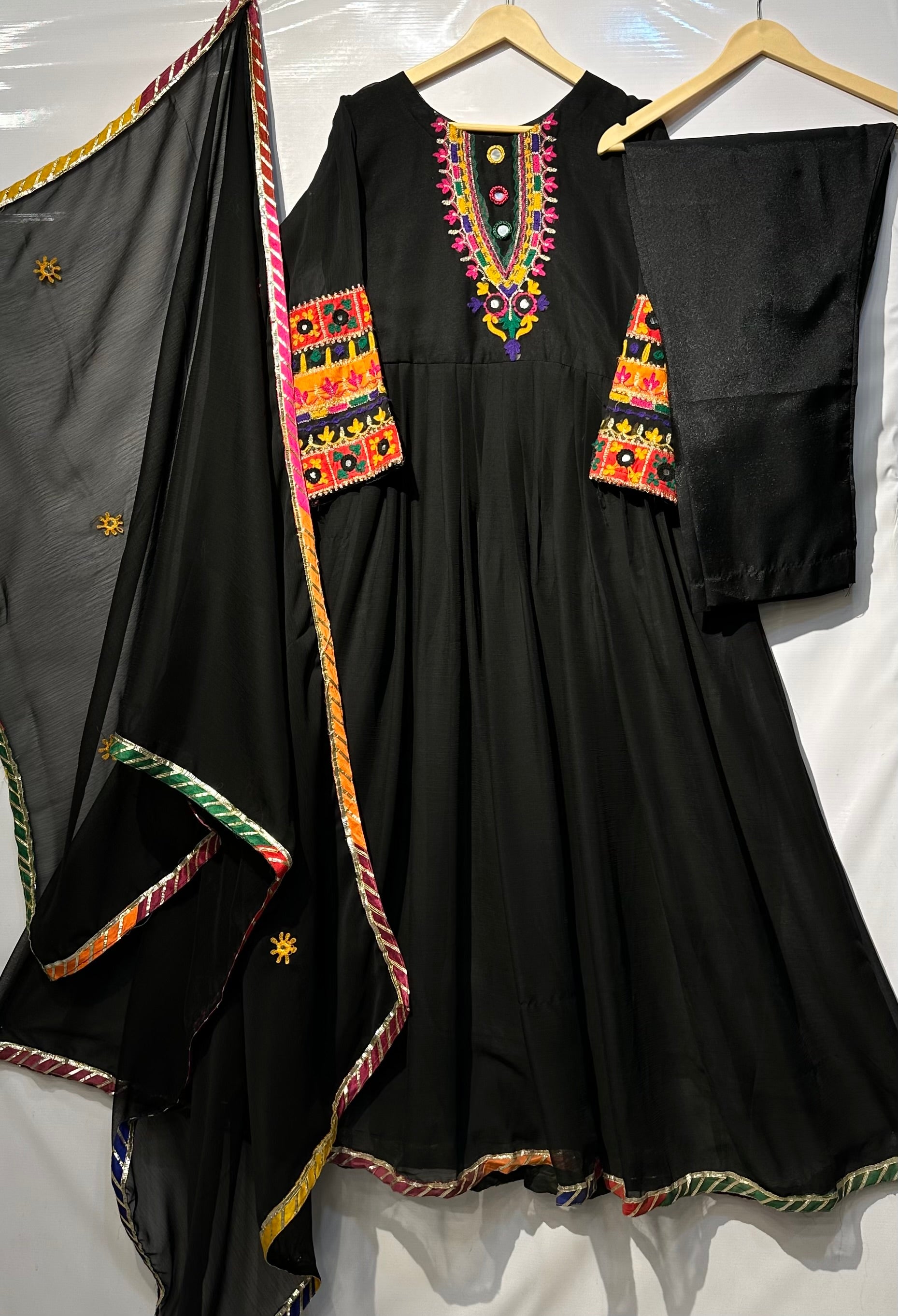 Handmade Style multi Resham dhaga embroidered🧵maxi 3 pcs 👗