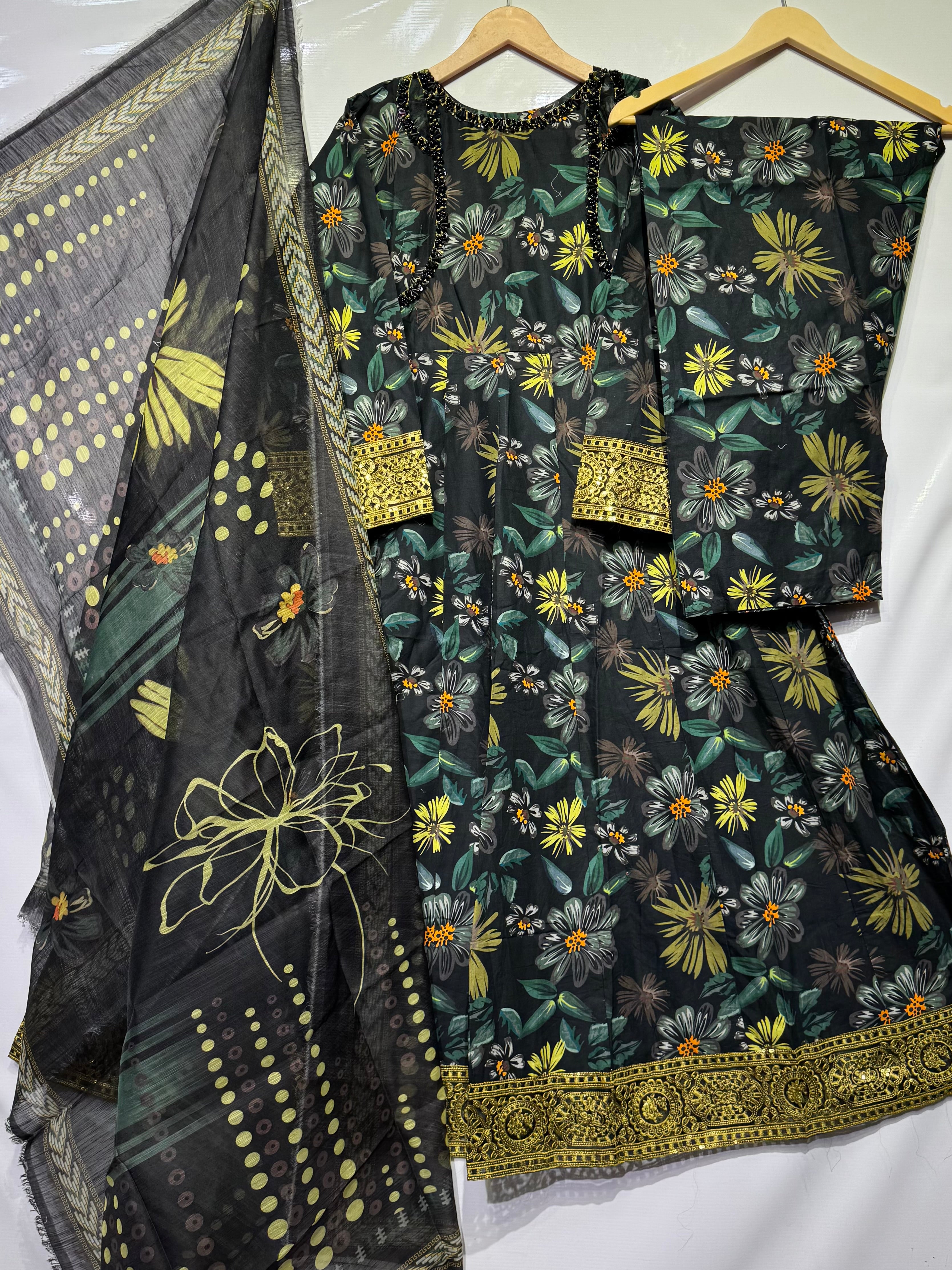 EID’s Pure Lawn floral digital printed🎨with hand embroidered🧵neckline along with digital print dupatta & trouser👗