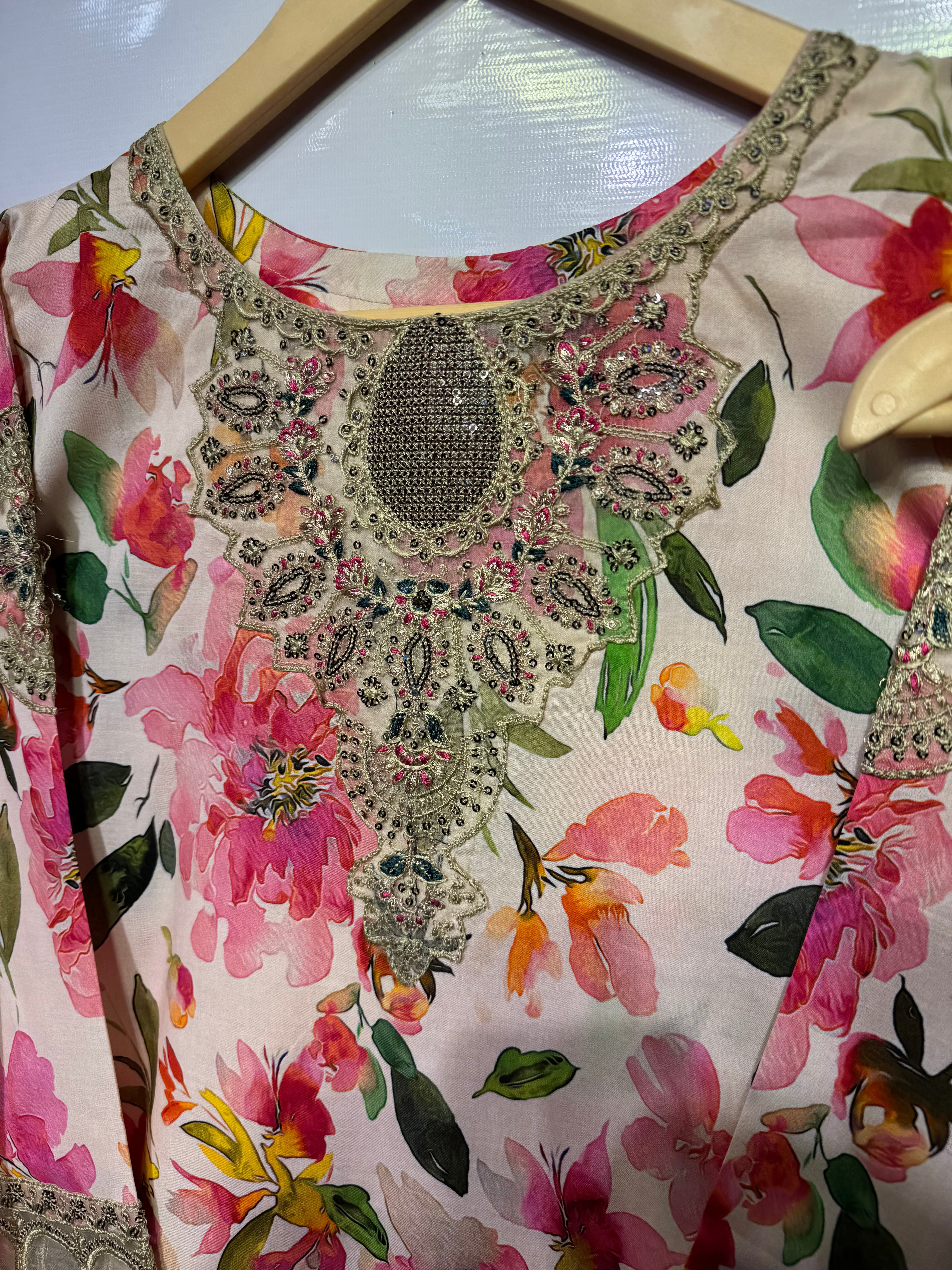 Soft cotton lawn digital printed ring style embroidered🧵shirt with printed monar/chiffon dupatta 👗
