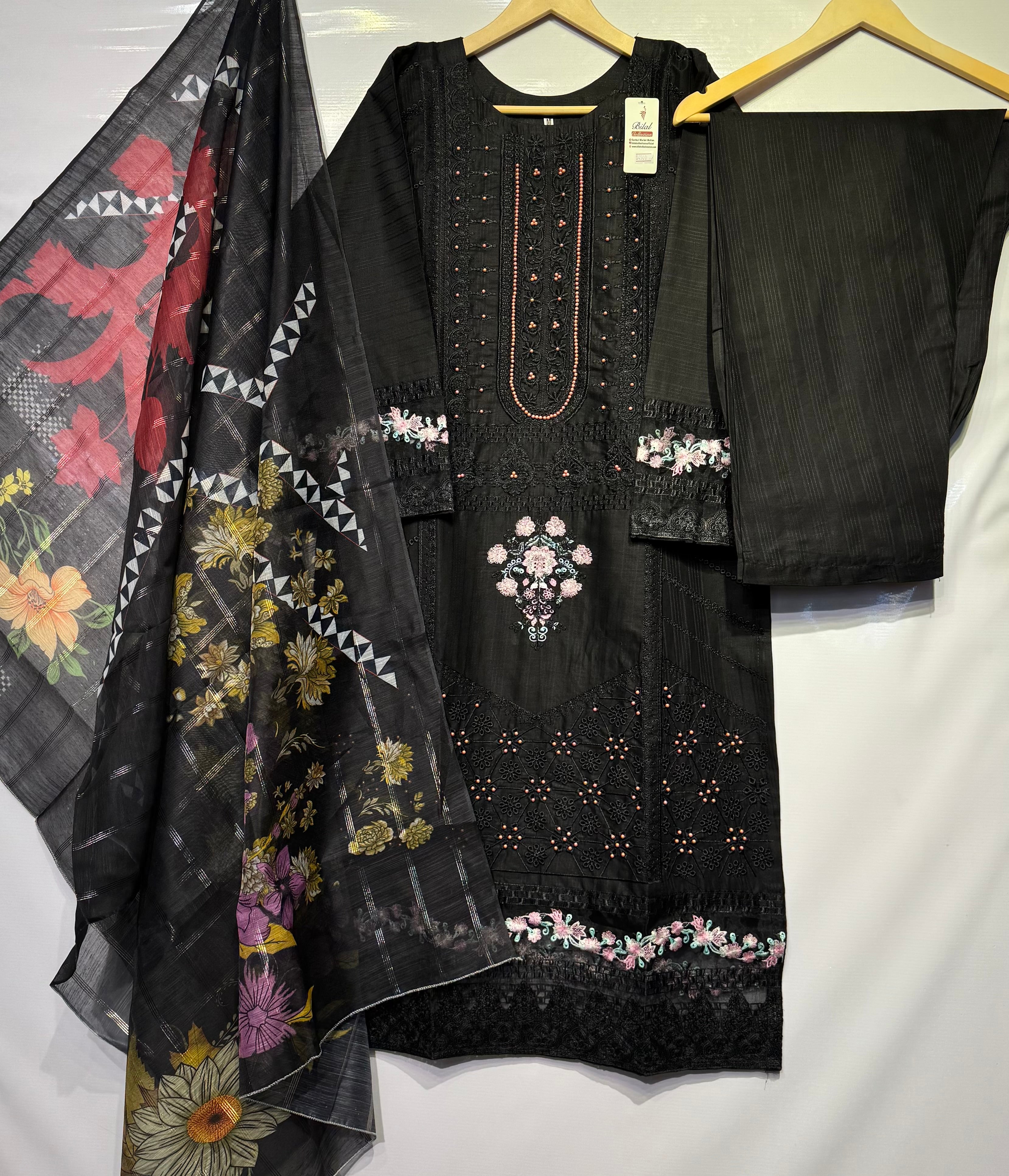 Beats+dhaga+schiffli chickankari embroidered🧵cotton Lawn 3 pcs👗