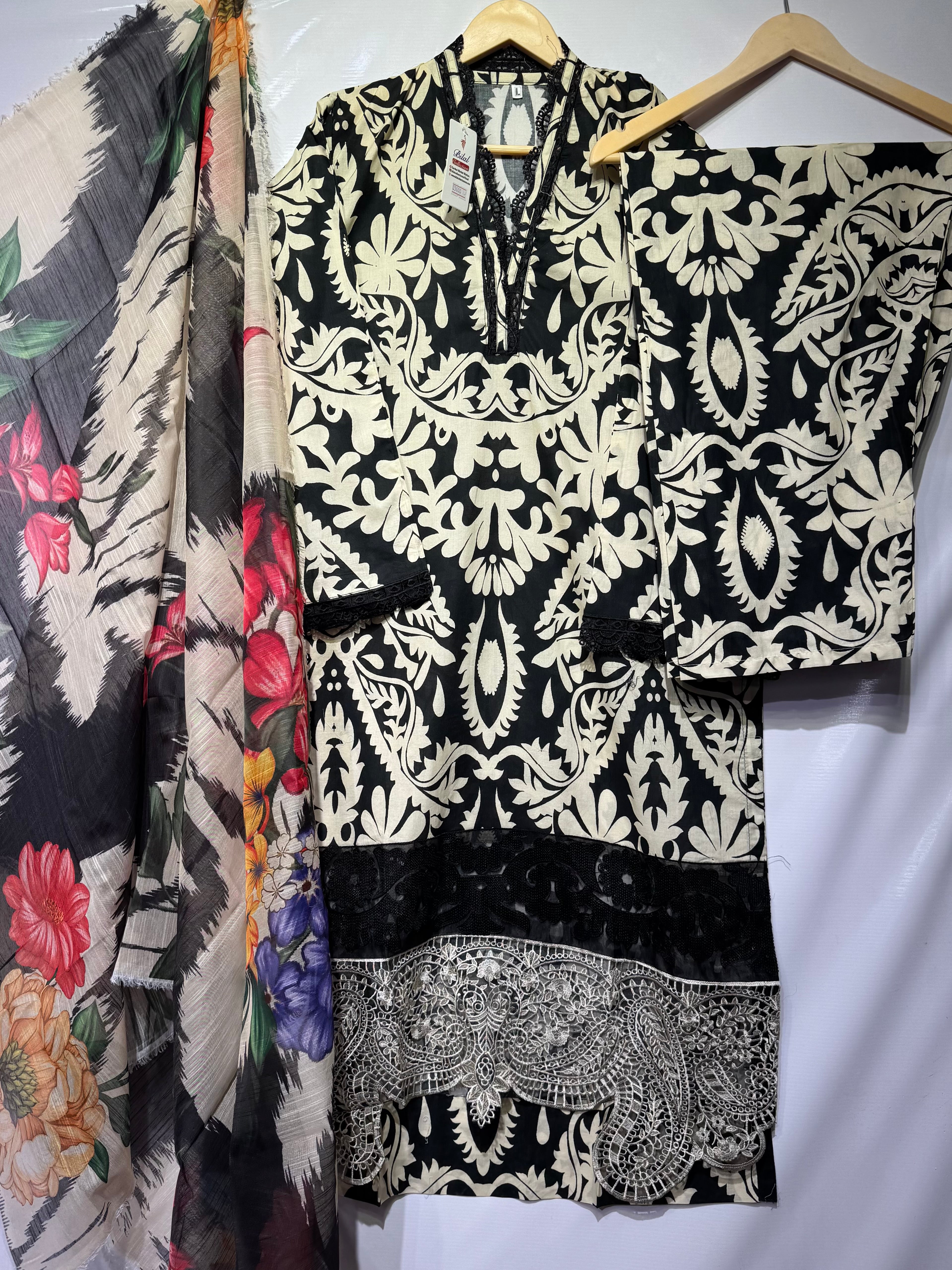 Original Maria B pure Lawn cut worked🧵3 pcs with Digital print monar d ...
