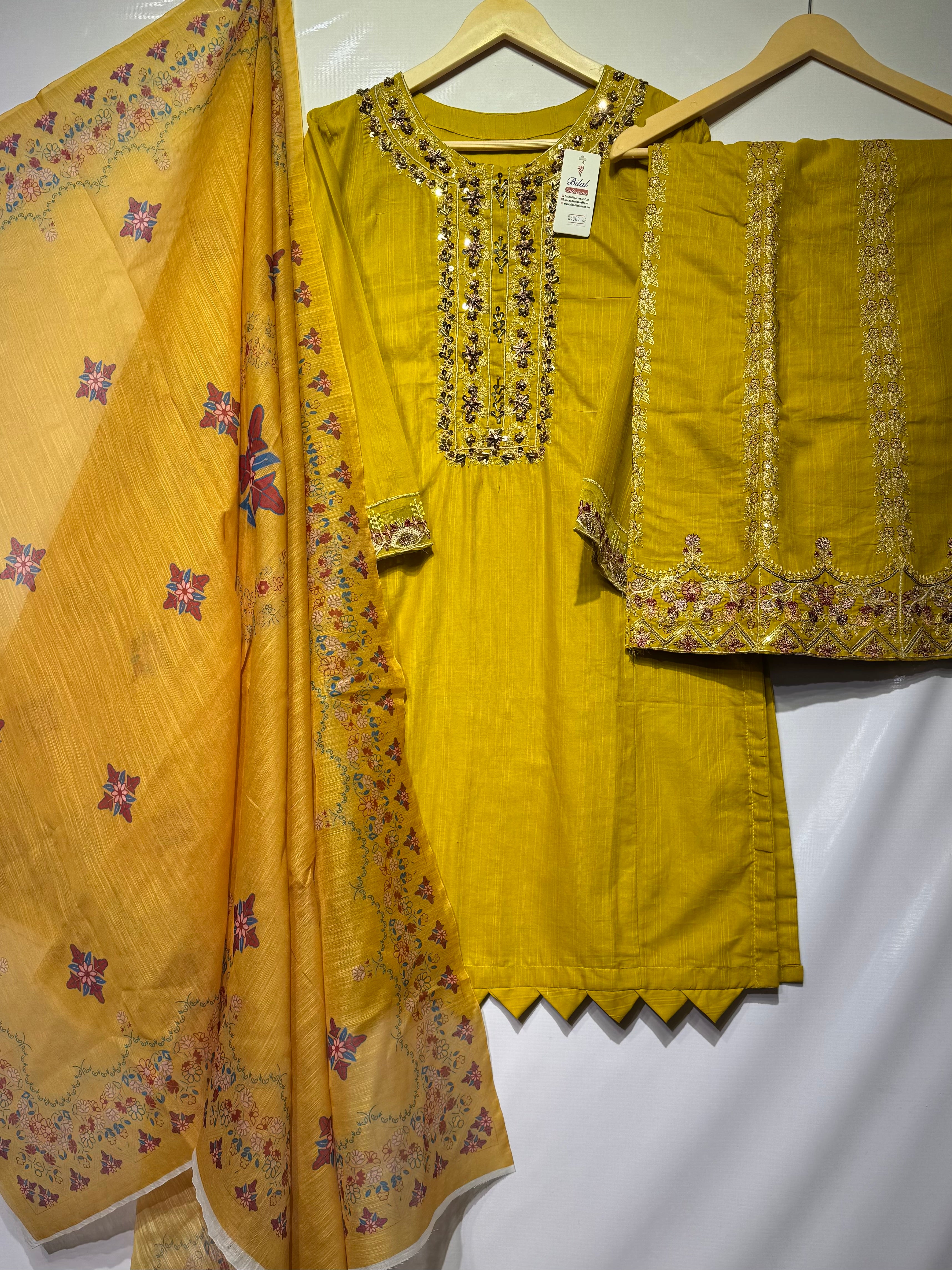 Soft Lawn handmade embroidered🧵shirt along with print dupatta & Embroidered🪡plaso 👗