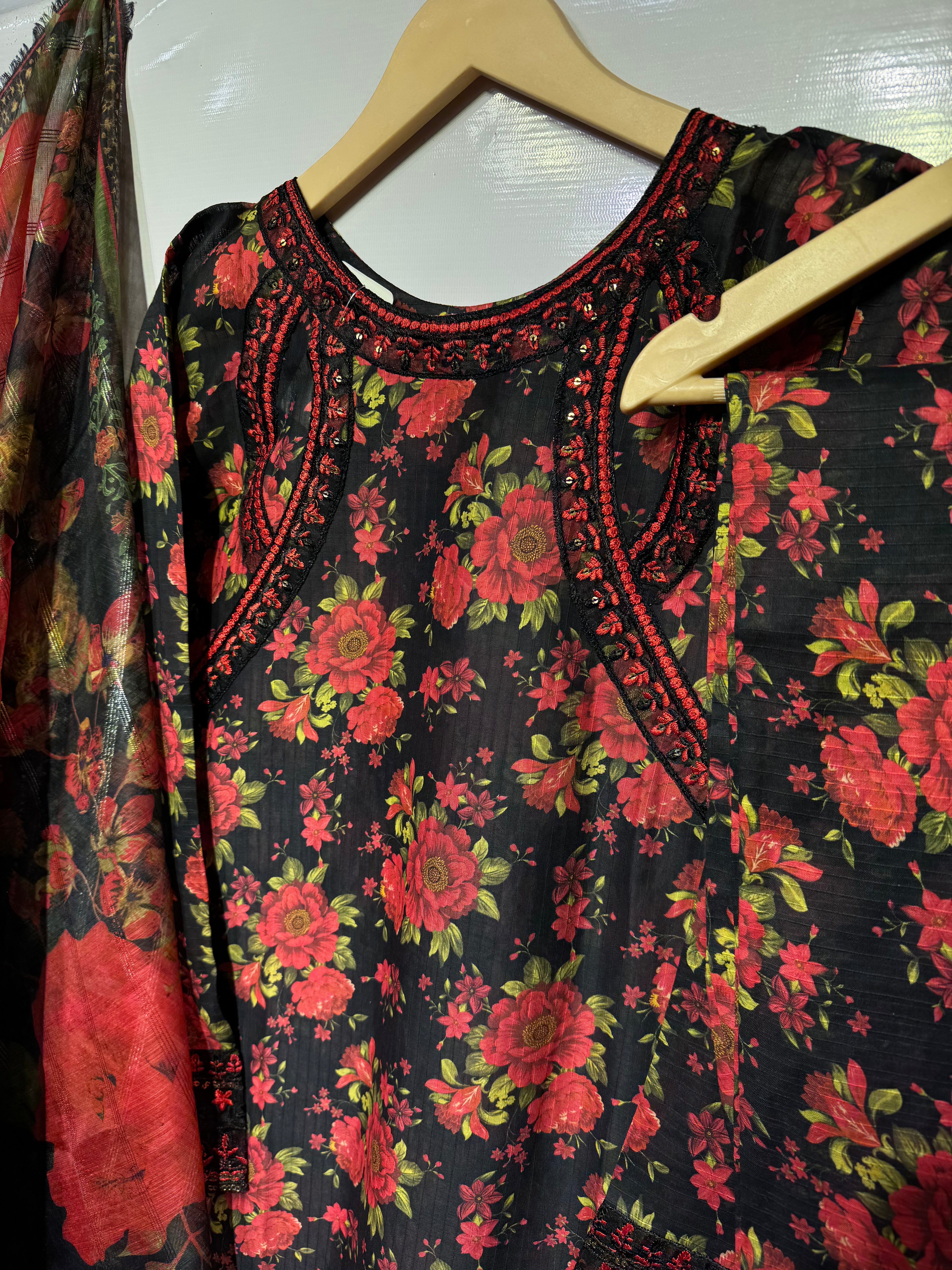 Floral digital printed with embroidered🧵neckline & daman bana dora pure lawn 3 pcs dress 👗