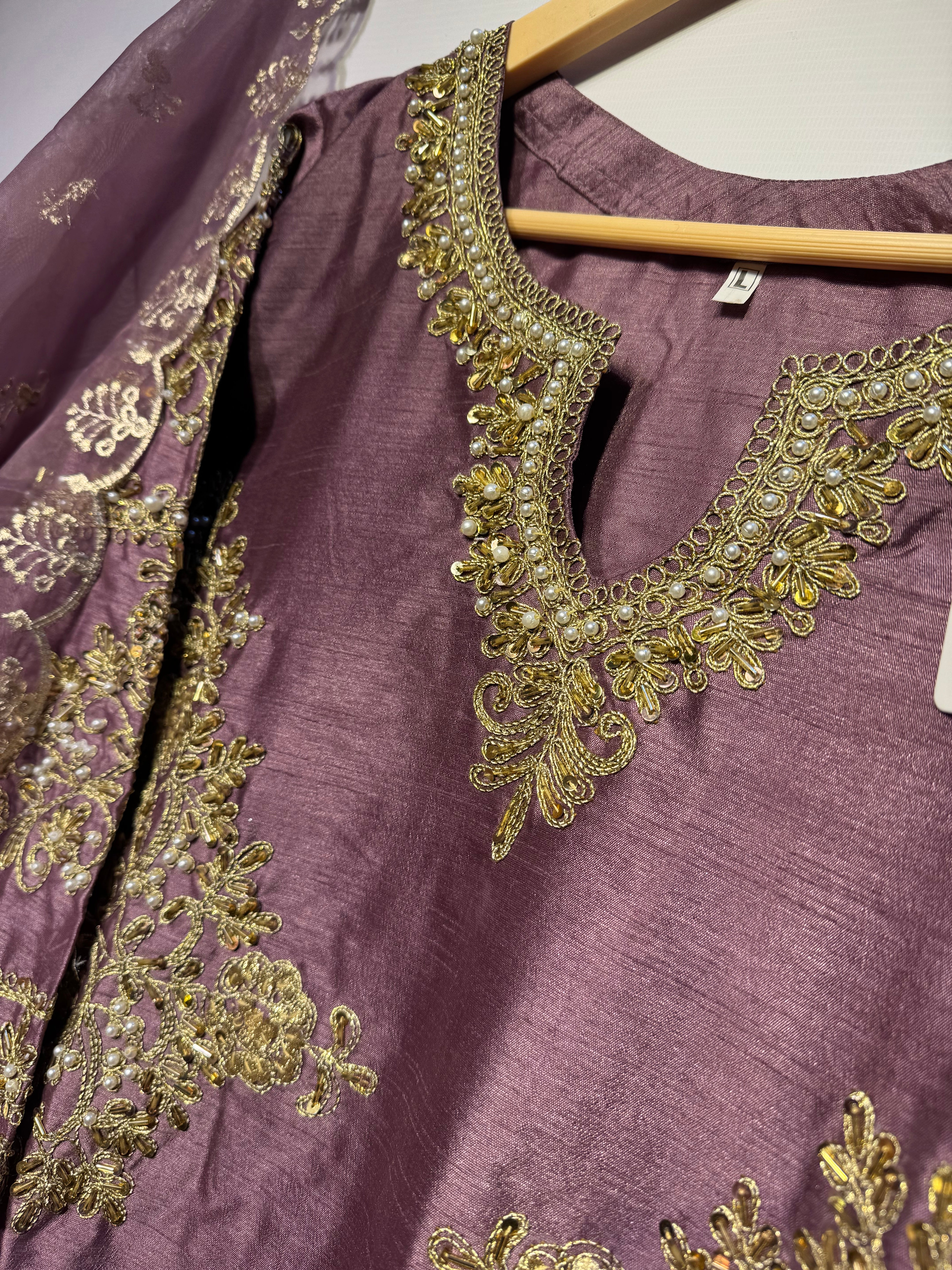 Double Tone Raw silk handmade Adda with beats work🧵shirt & trouser along with embroidered dupatta 👗