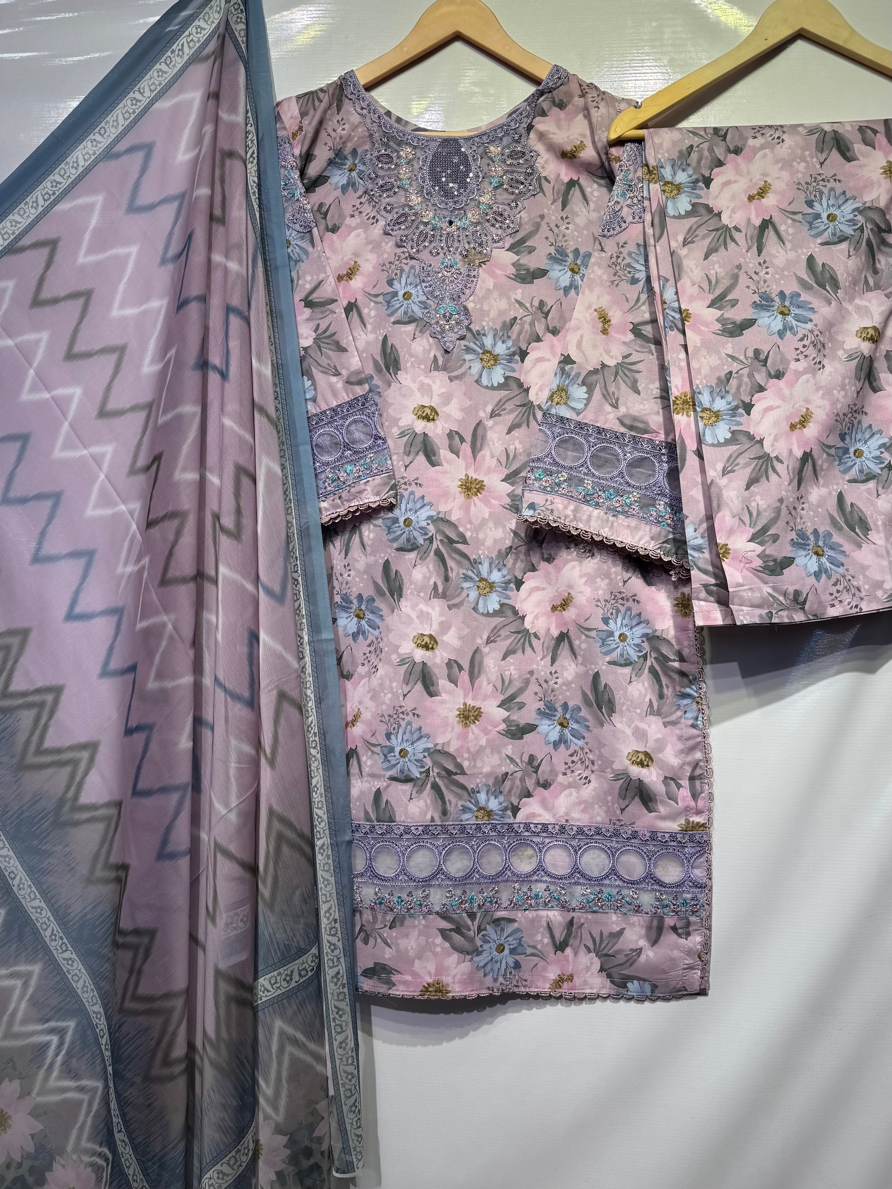 Soft cotton lawn digital printed ring style embroidered🧵shirt with printed monar/chiffon dupatta 👗