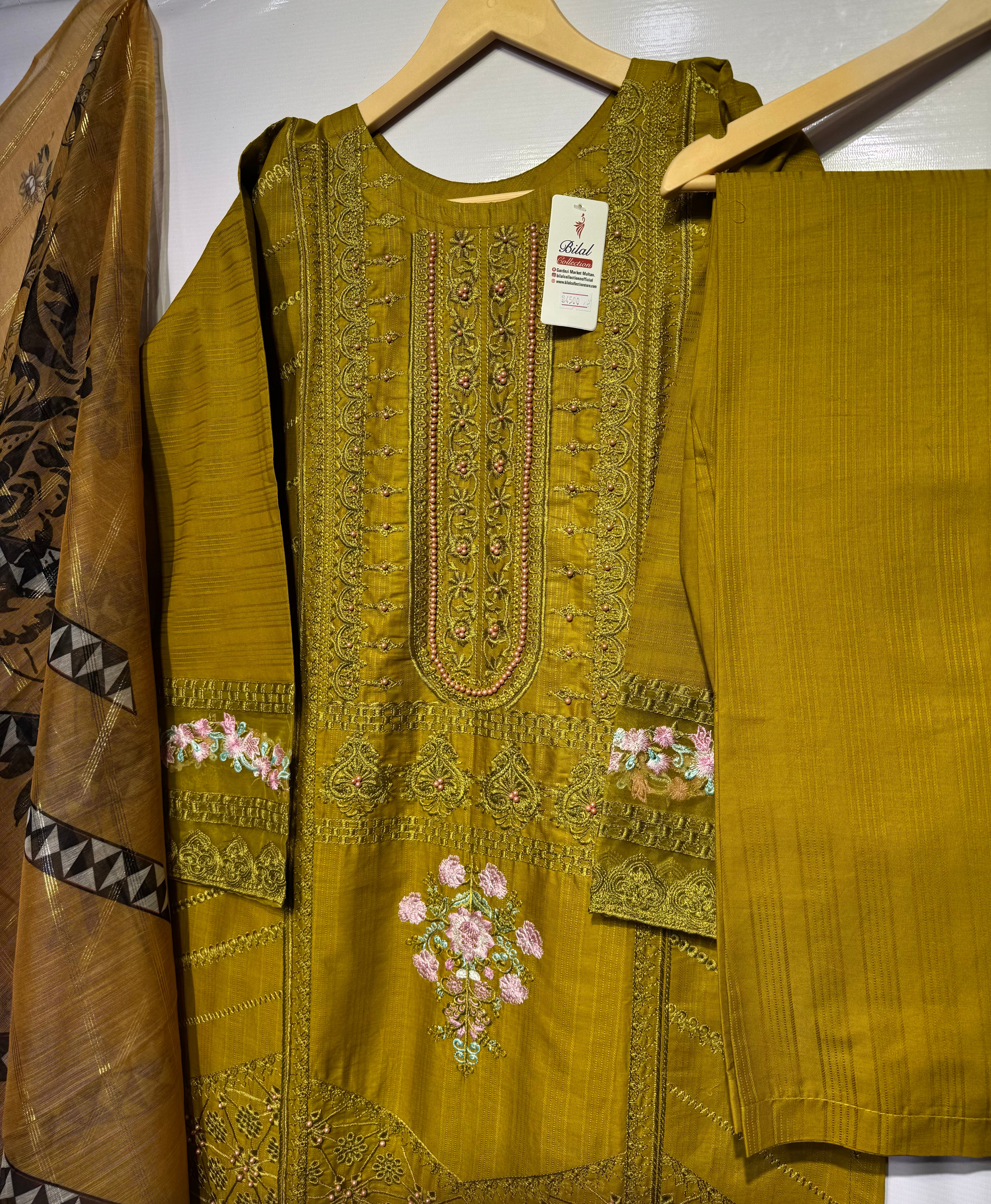Beats+dhaga+schiffli chickankari embroidered🧵cotton Lawn 3 pcs👗
